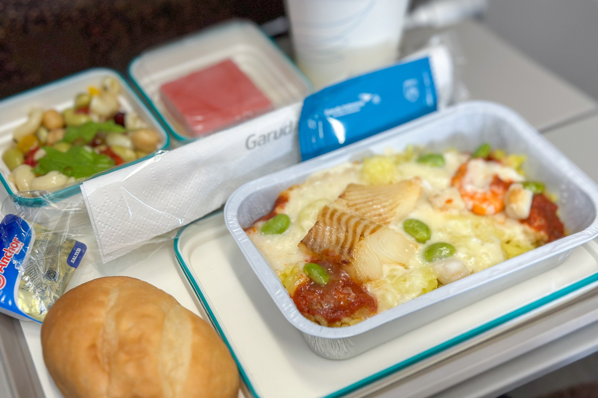 白身魚やエビが乗ったシーフードドリア