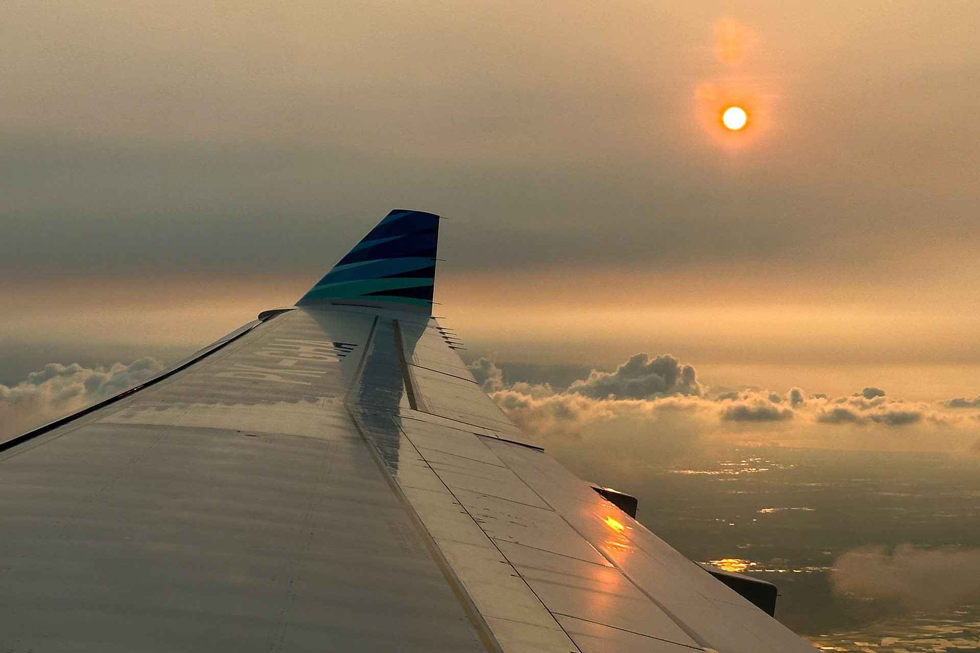 インドネシアの首都ジャカルタに着陸寸前。日本との時差はマイナス2時間です