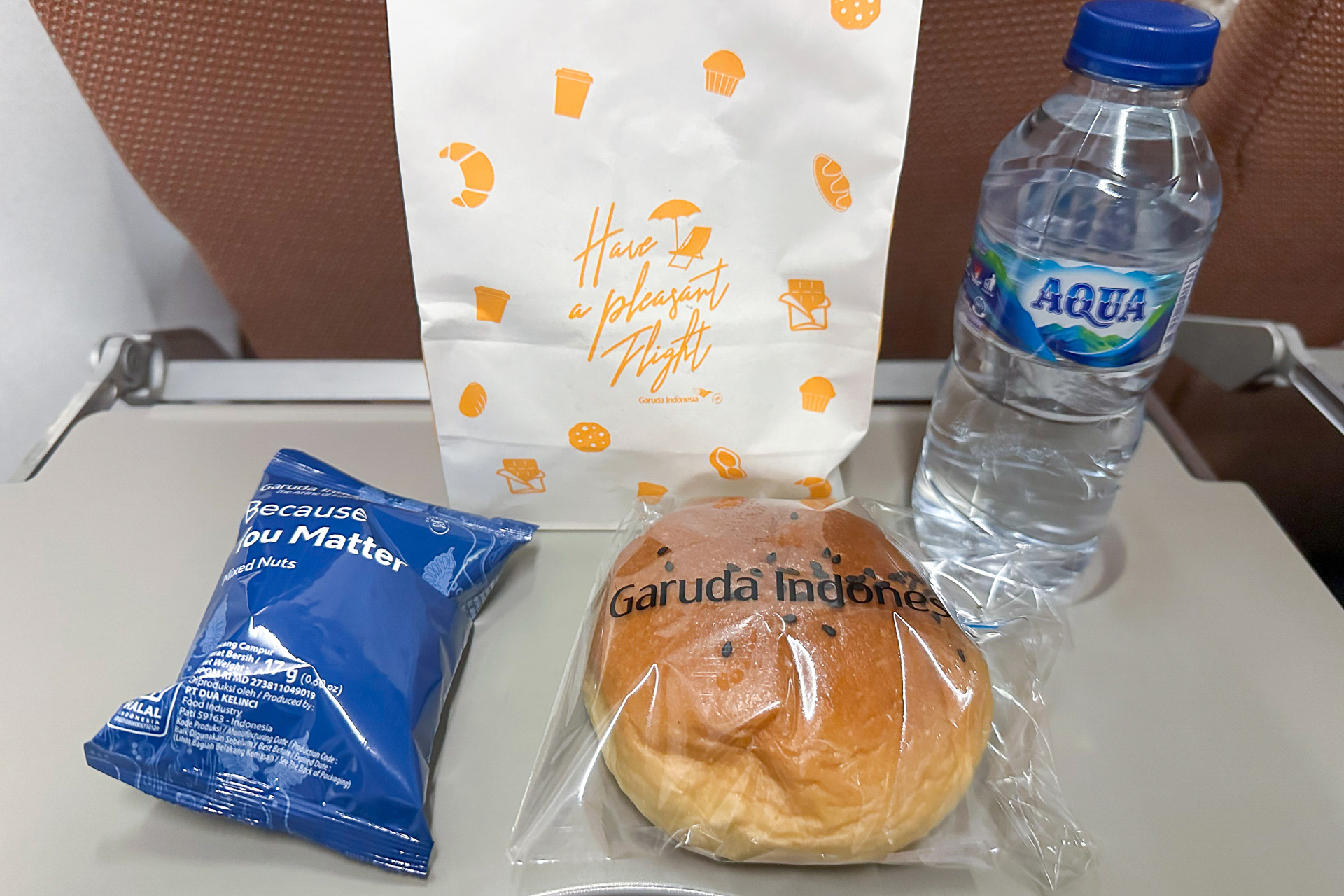 1時間20分ほどのフライトでは軽食が出ました