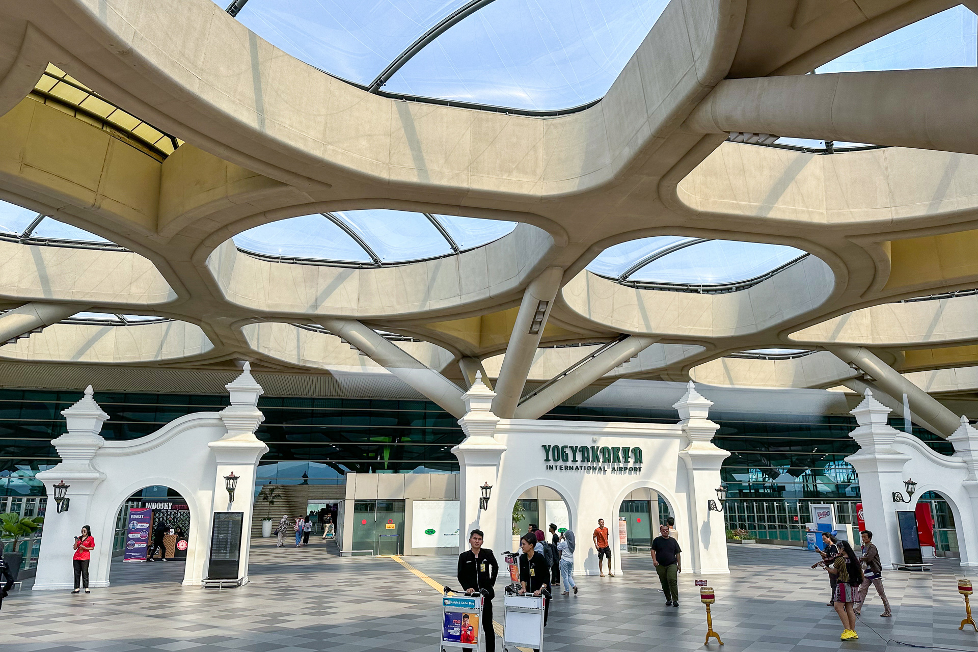 屋根の部分が印象的な空港