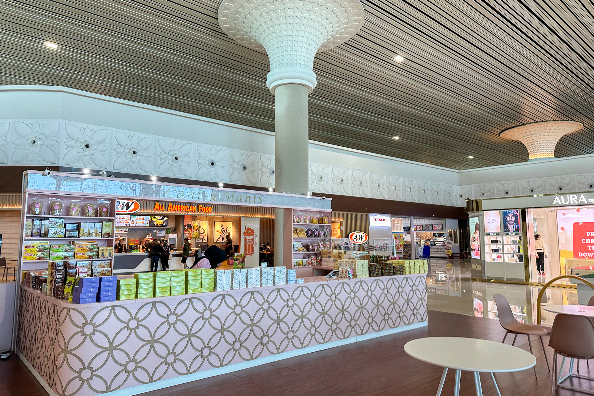 おしゃれなショップやカフェが充実