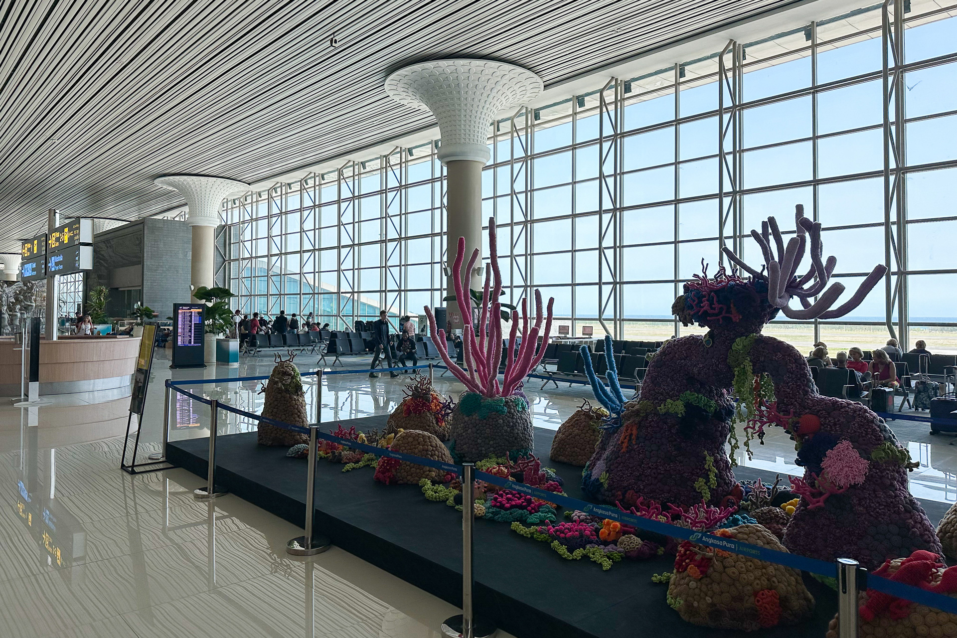 搭乗ゲート付近には海を模したオブジェ