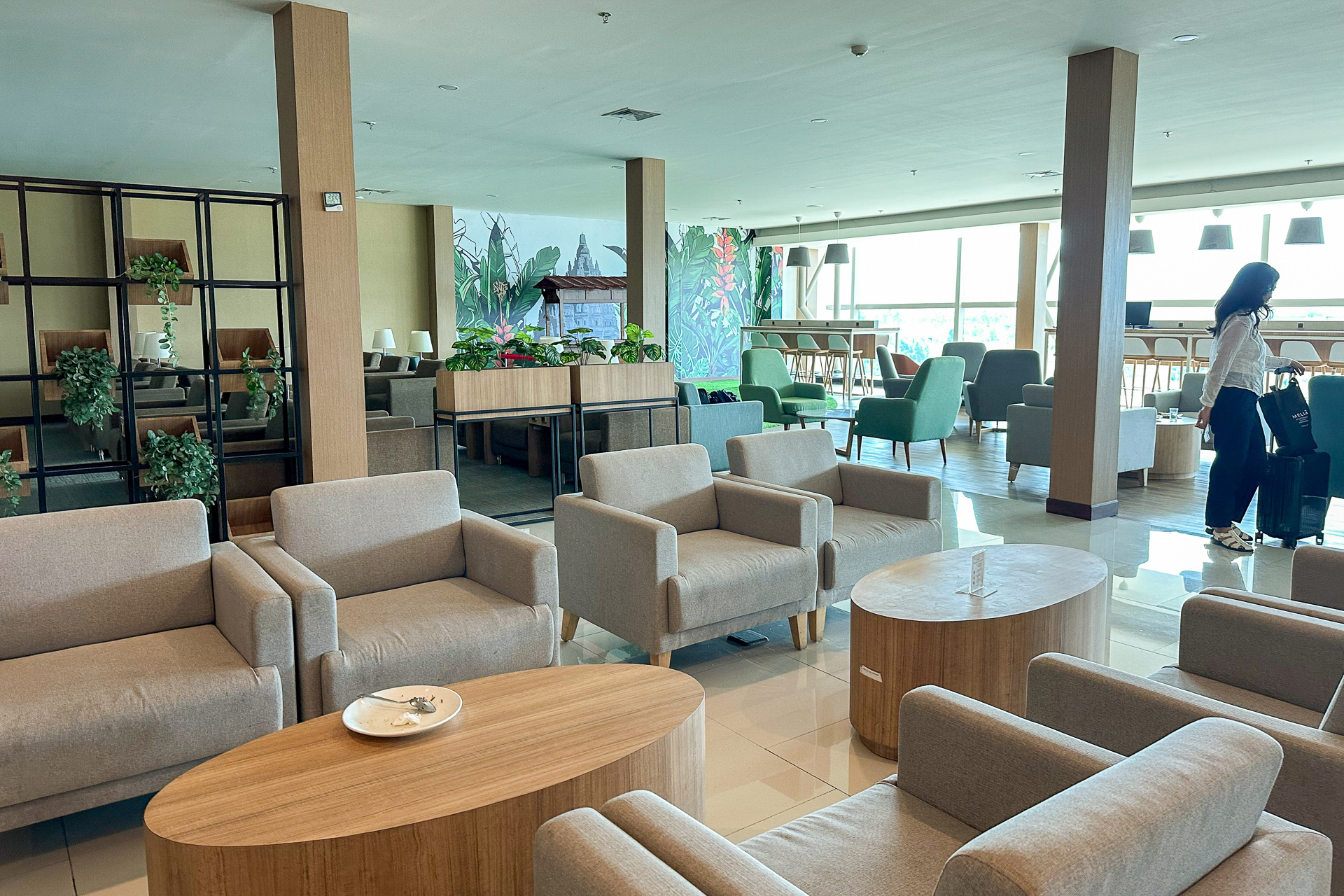 さまざまなラウンジチェアを備えて居心地のよい空間