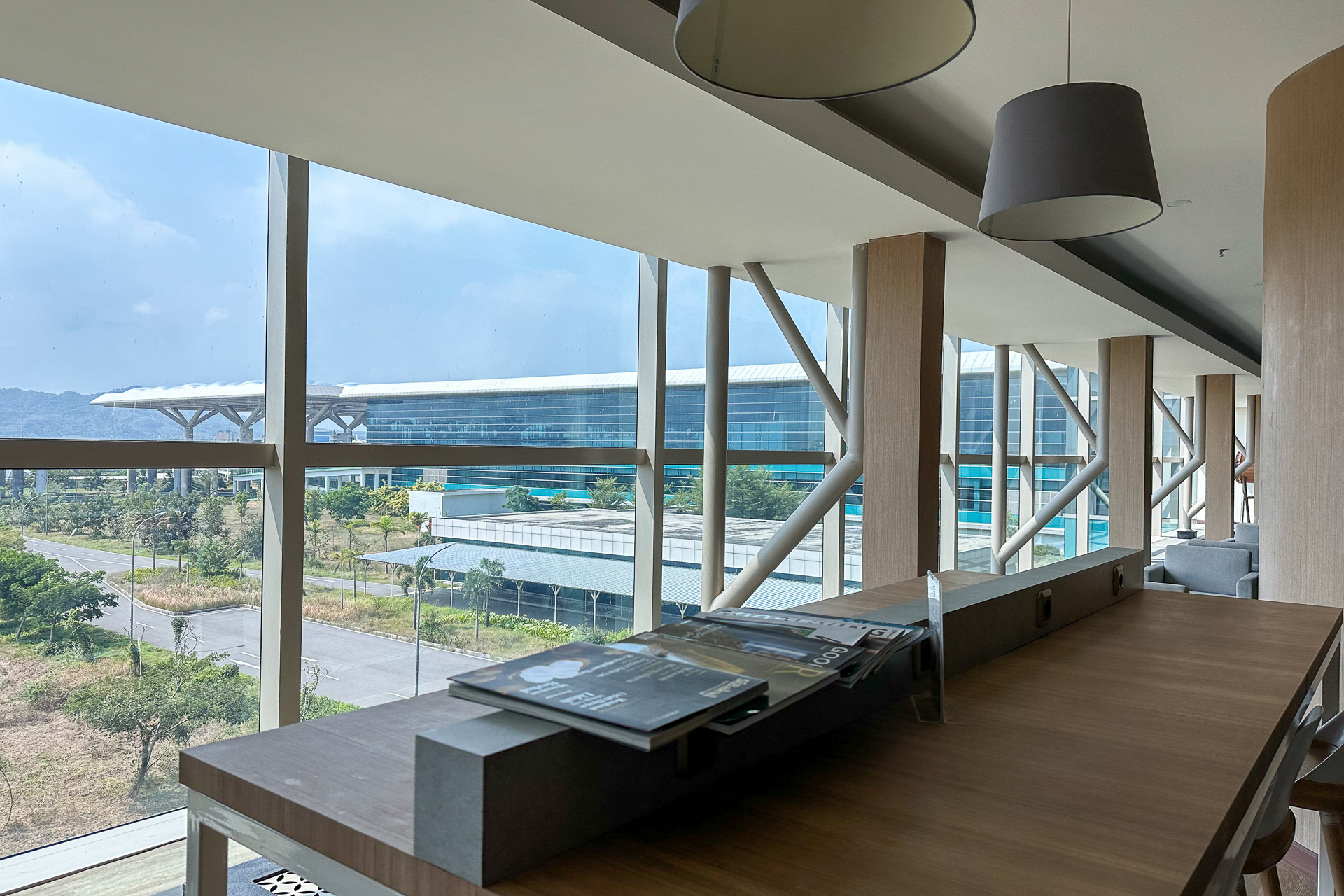 ノートPCを広げて仕事できるスペースも。Wi-Fi完備です