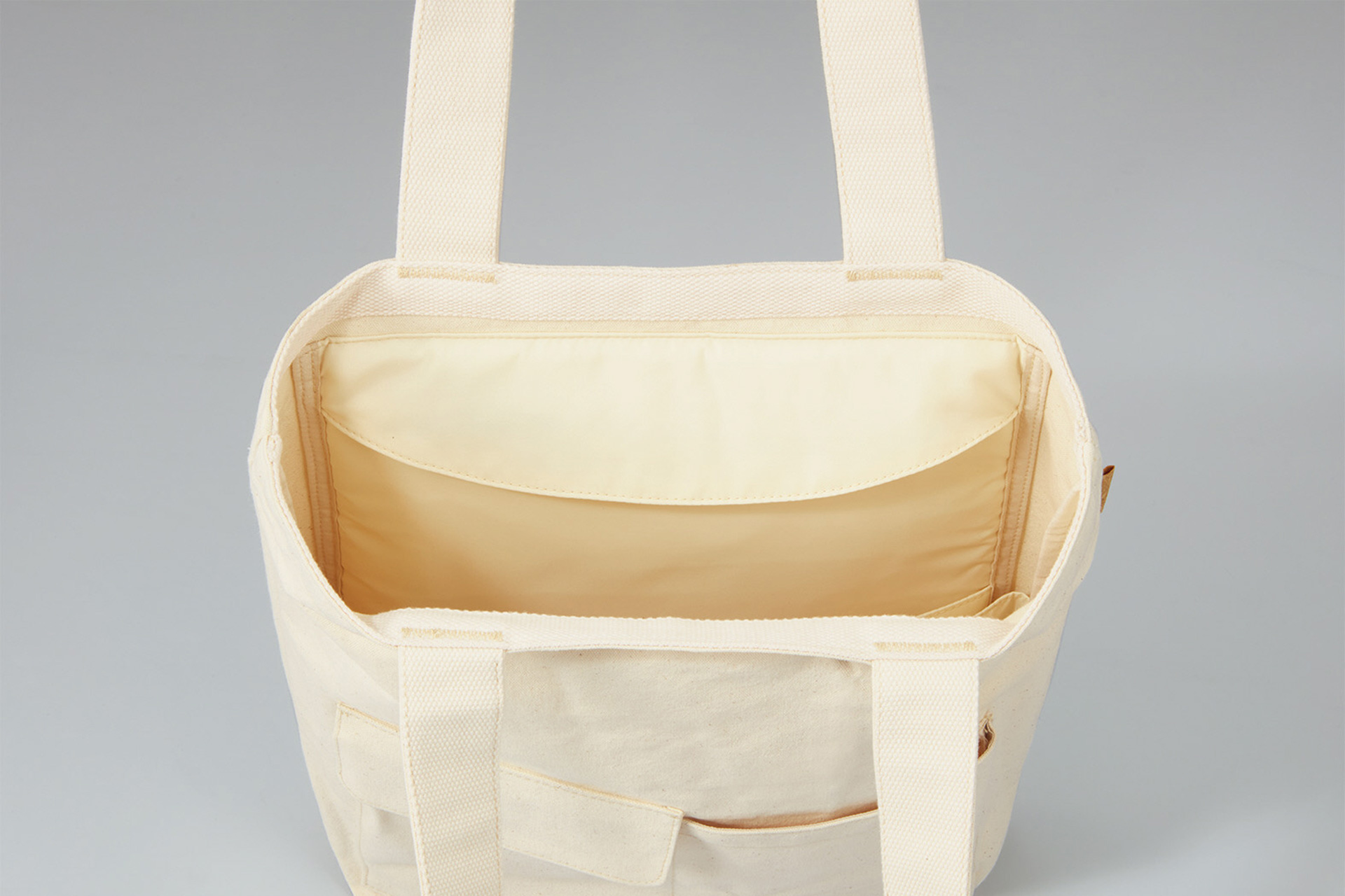 PCポケットは雨よけのフタつき