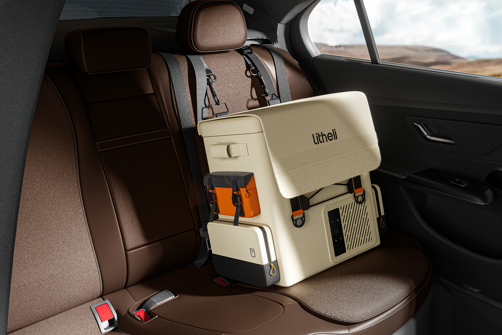 クルマの座席に固定できるストラップつき