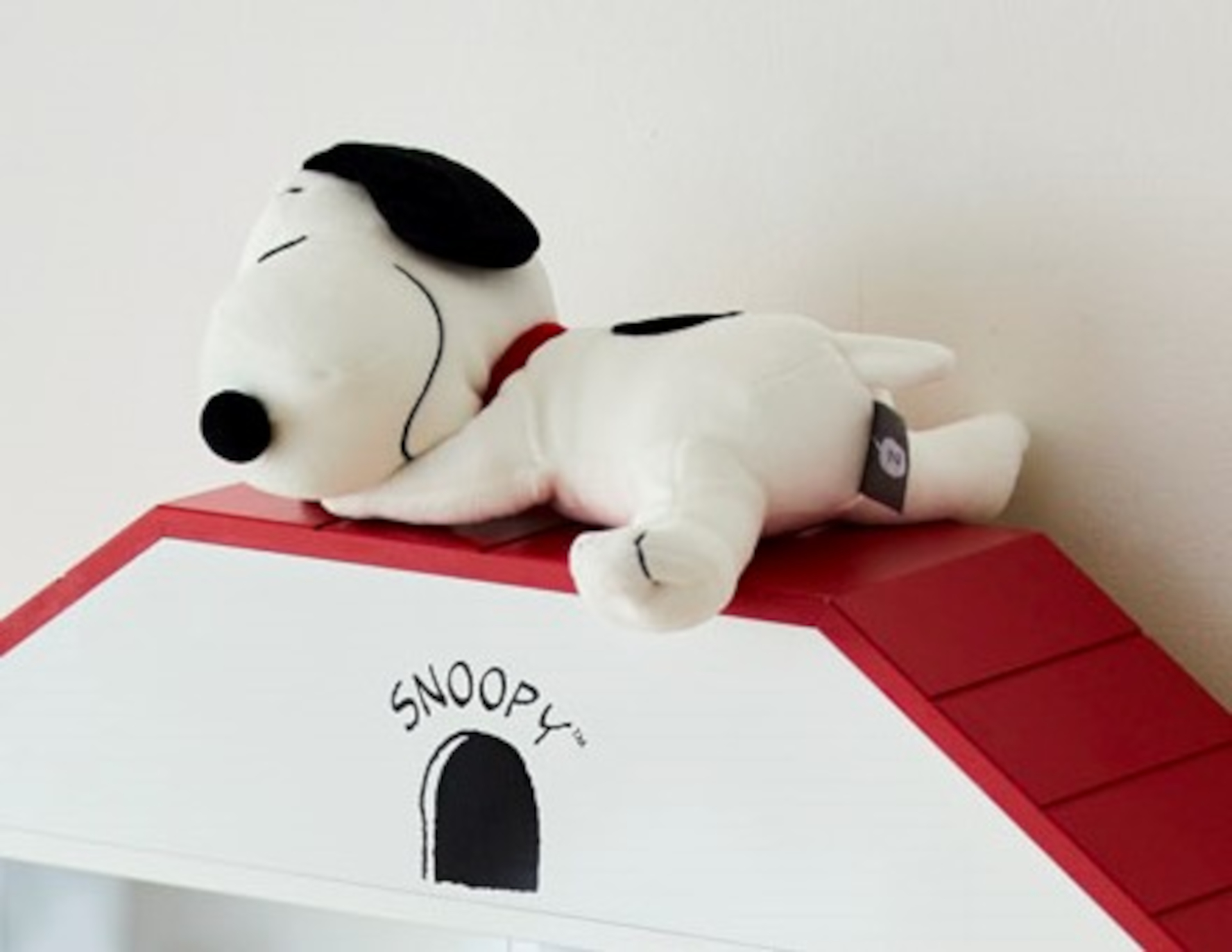 コレクション収納ラック「スヌーピー」。フィギュアなどを並べて飾ることができる大容量の“見せる収納”