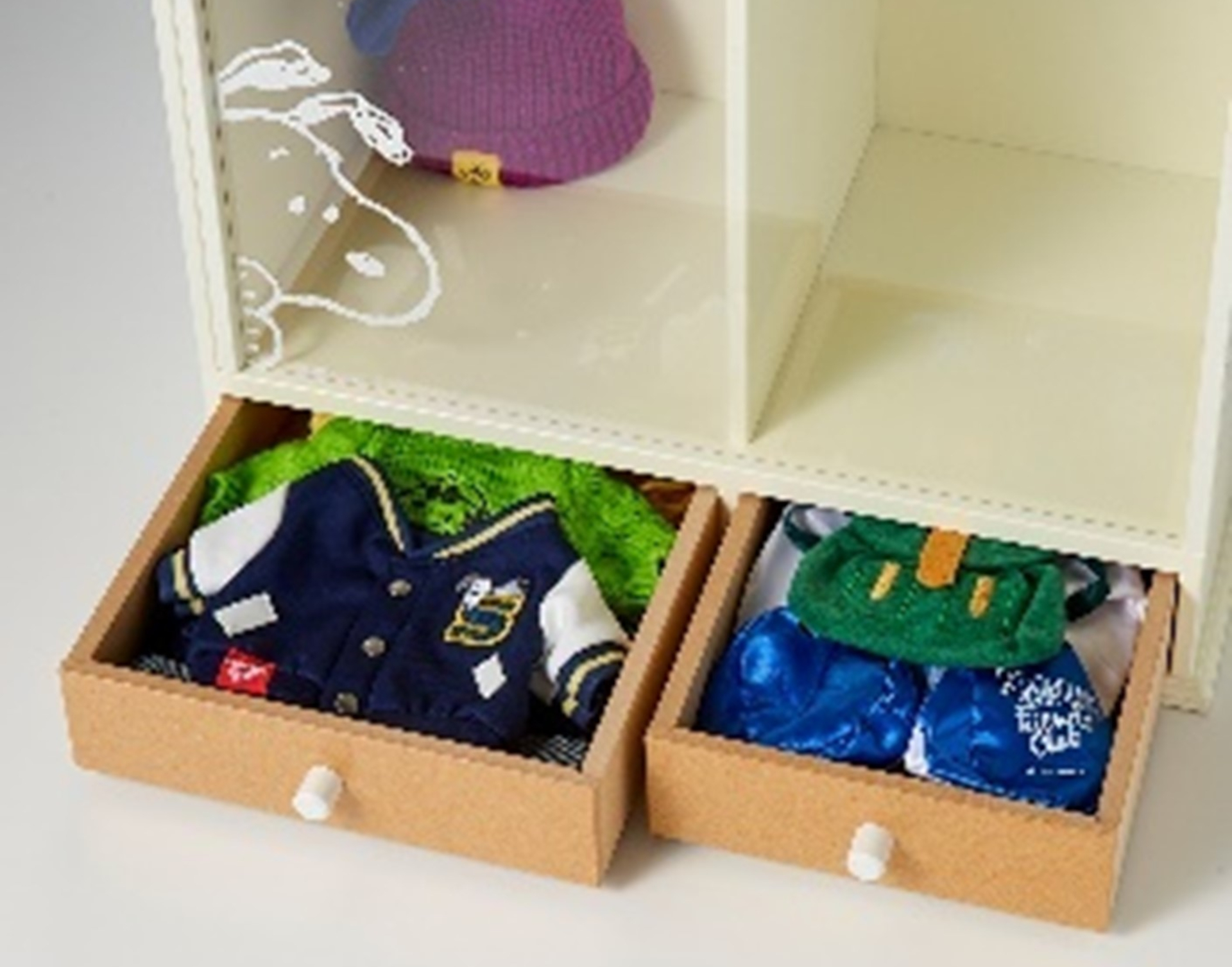 ぬいぐるみ＆衣装収納ケース「スヌーピー」。PFCの特典や会員限定グッズとして購入できるぬいぐるみと衣装がぴったり収まるサイズで設計