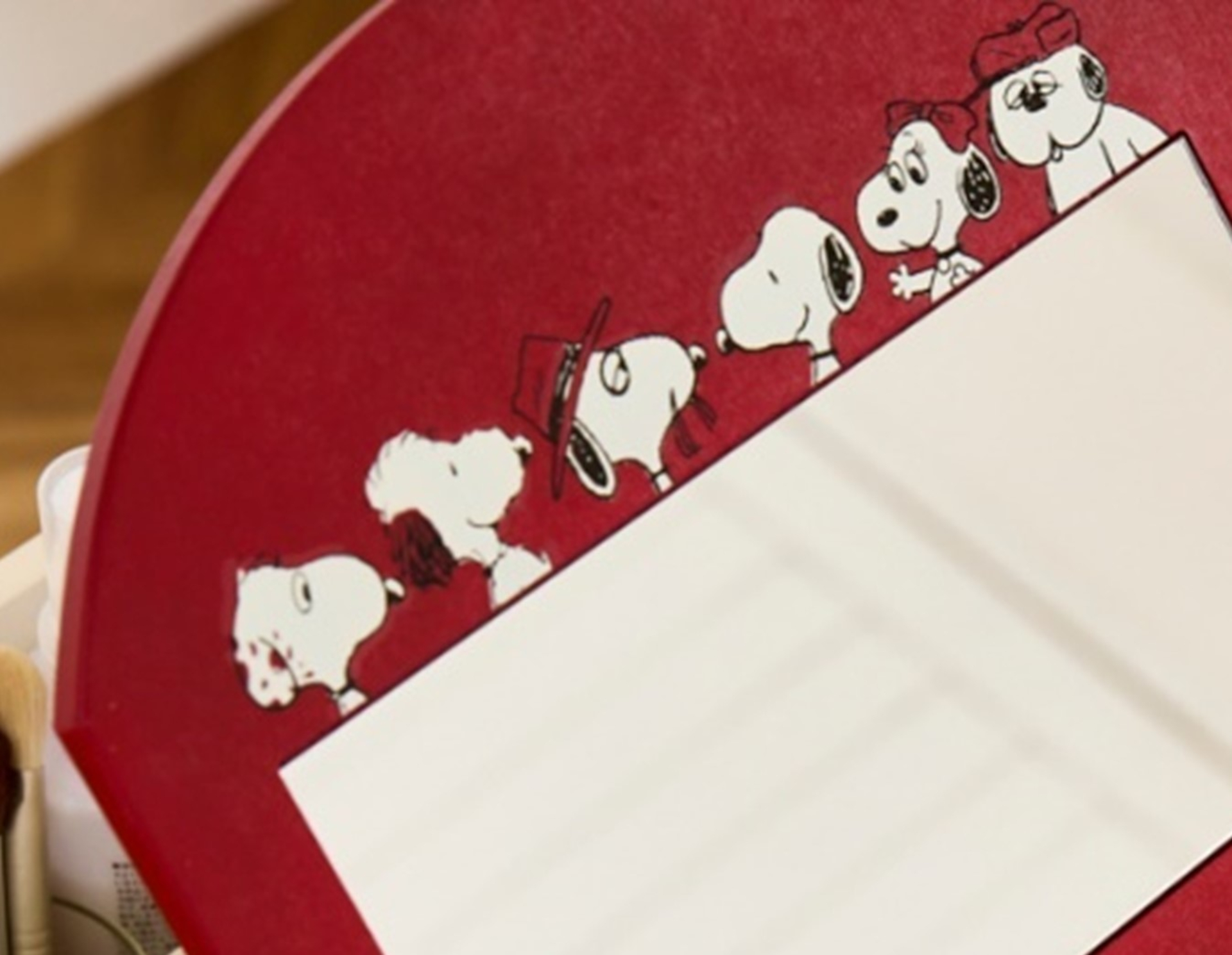 卓上メイク収納ボックス「スヌーピー」。ミラーを付けることで、化粧品を収納するだけでなくその場でメイクできる仕様に。3つある引き出しの取っ手にはスヌーピーの足跡デザインも