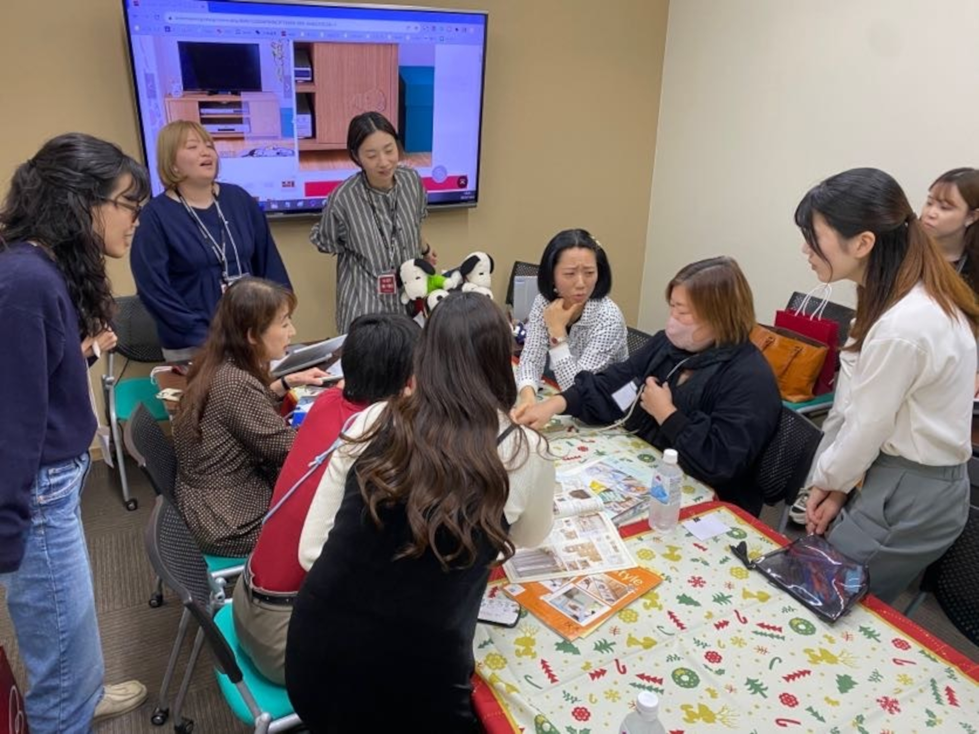 千趣会東京本社で開催した座談会。コレクション収納方法についてファンならではの視点で具体的なアイデアを集めた