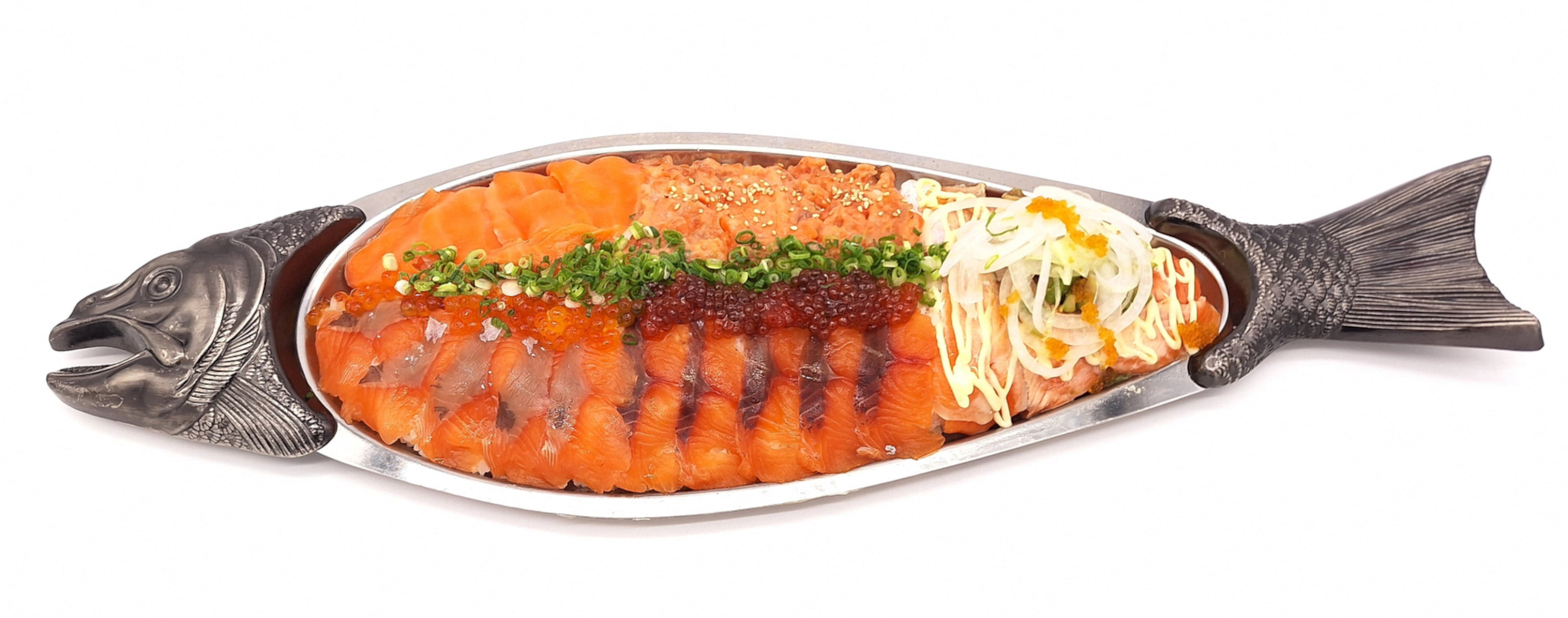 海鮮丼とと丸「遡上丼 鮭祭り」。北海道産サーモン「ますのすけ」「ときしらず」「サクラマス」と「銀鮭」「紅鮭」の5種類を一度に味わえる