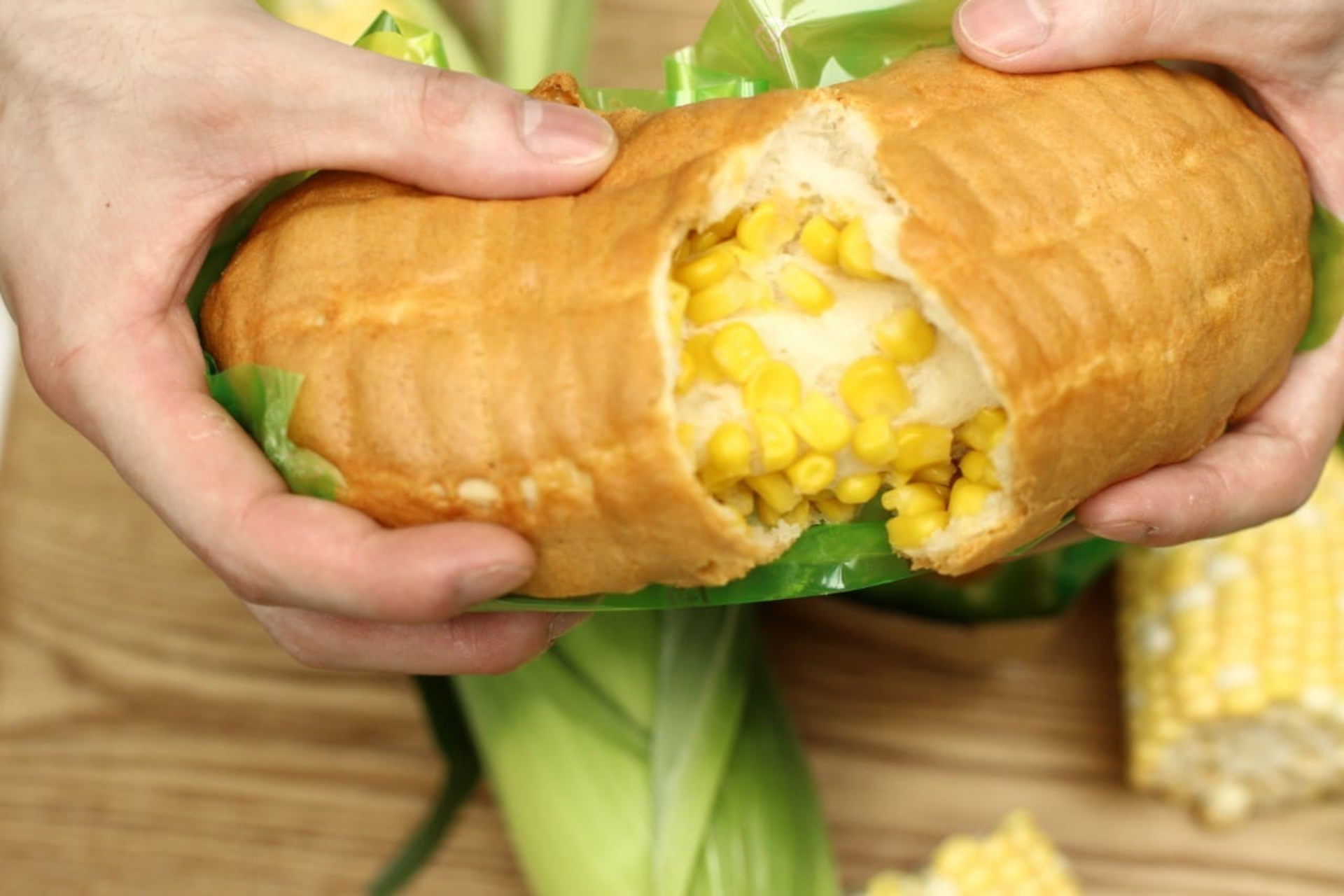 ベーカリー空とメロン「とうきびパン」も販売。旬の千歳産トウモロコシがぎっしり