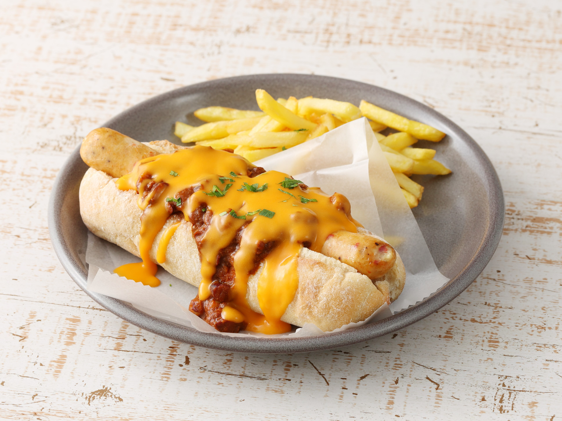 品川限定・新メニュー「スパイシーカレーのホットドッグ」（1180円）