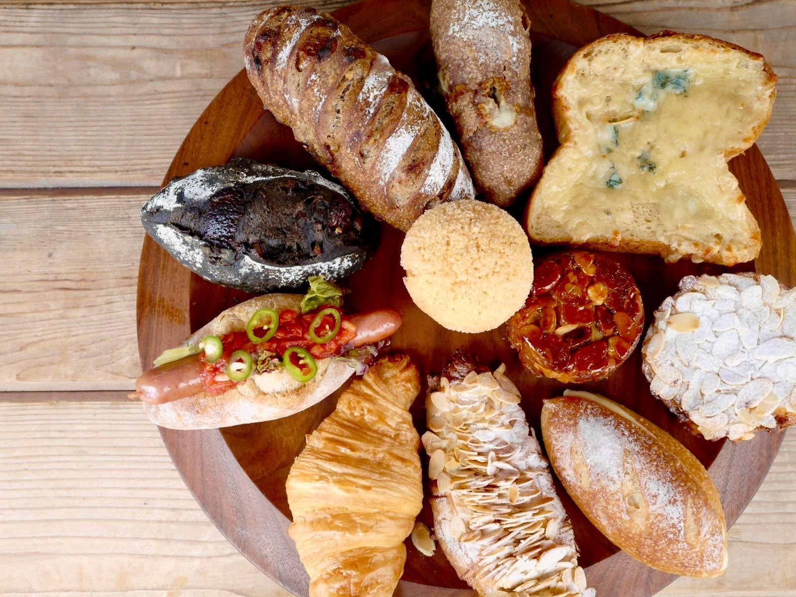 8月27日には自家製酵母ベーカリー「VERACE PANETTERIA-GASTRONOMIA」が新規オープン。看板商品はレストラン仕込みの総菜をサンドした「イタリアンパニーニ」（1個700円～）など