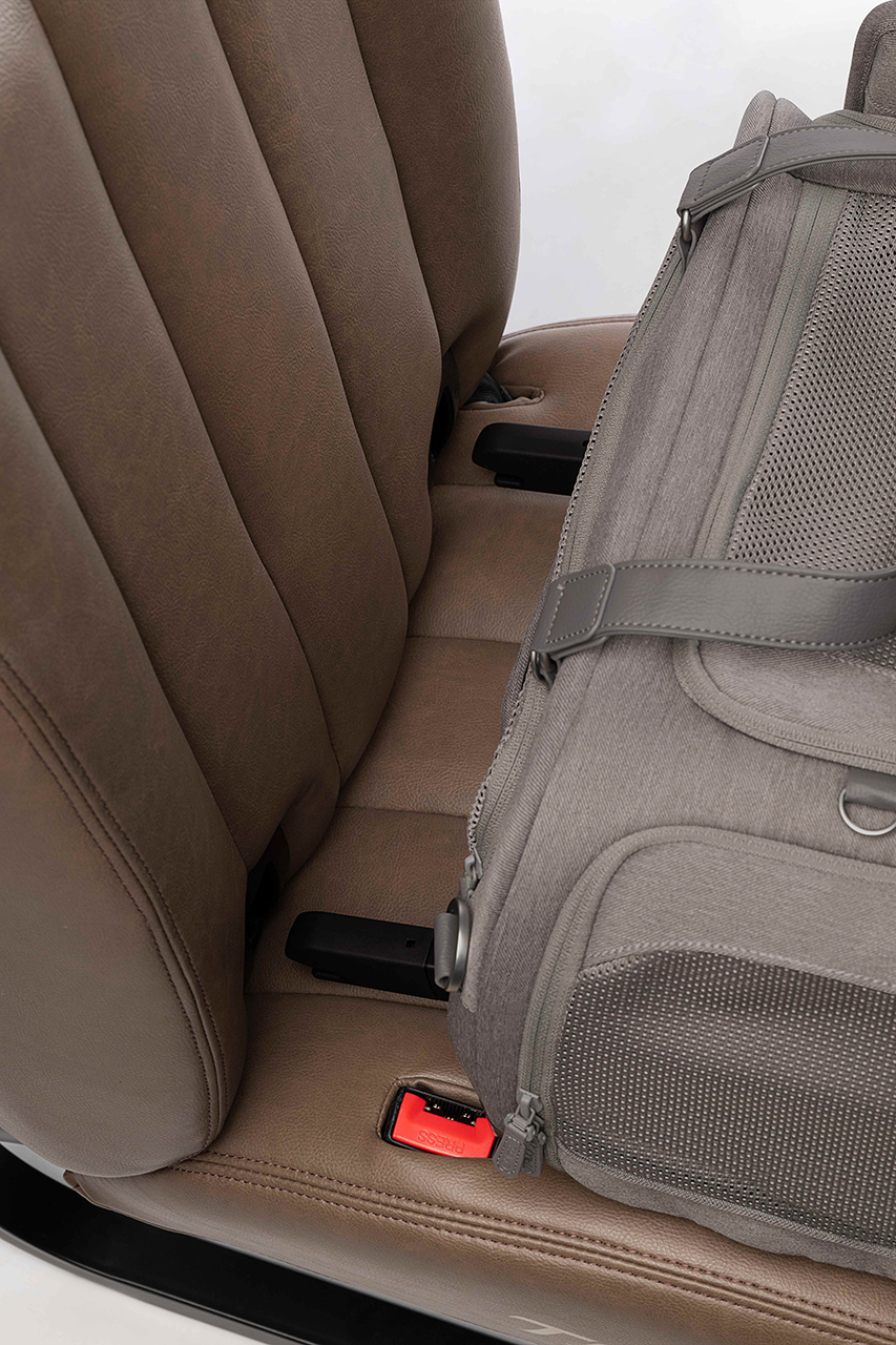 クルマへの取り付けはISO fixを採用