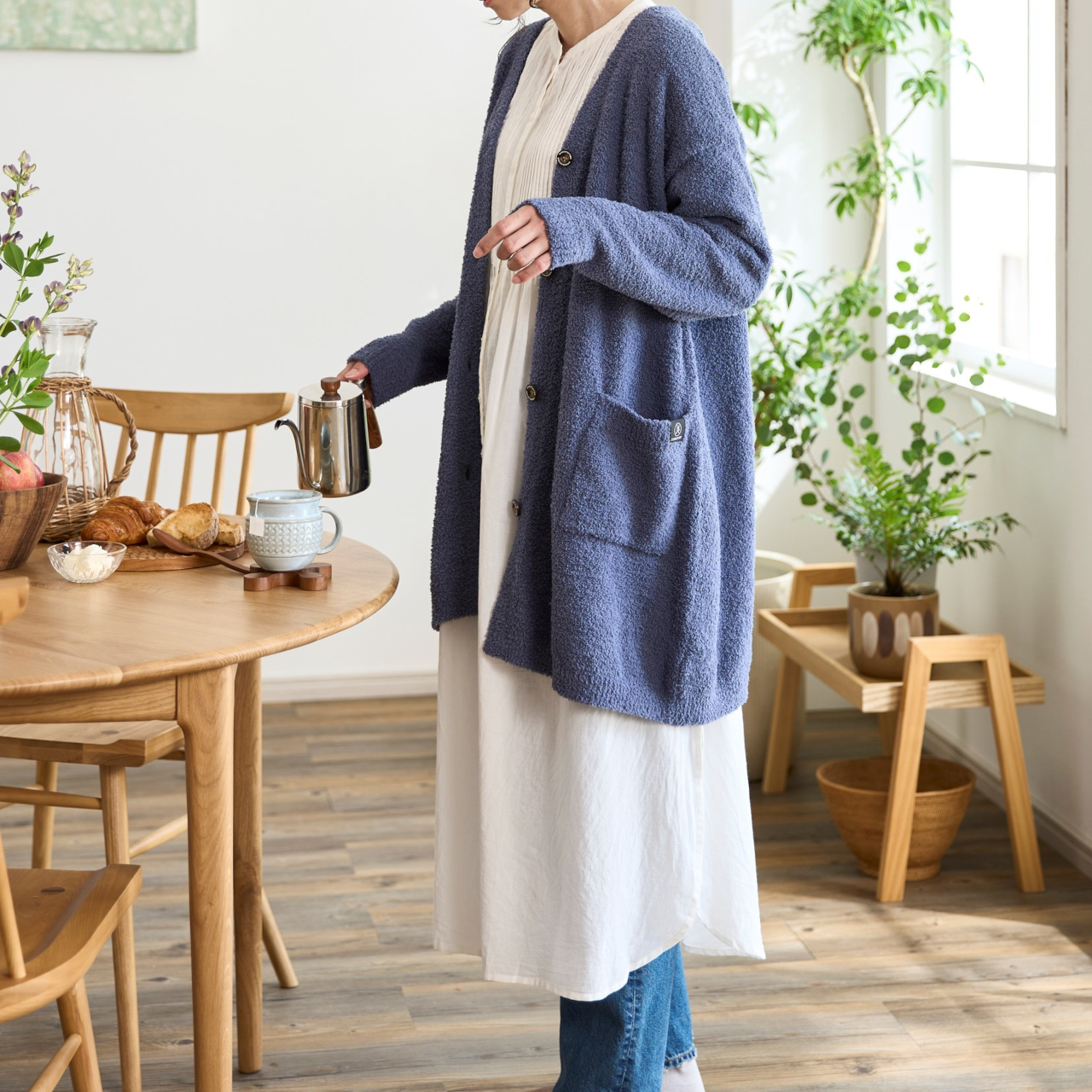 「ニットモールカーディガン」はお尻まで隠れる大きめシルエット