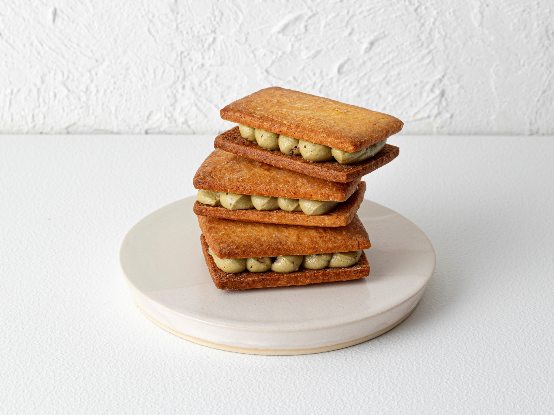 「ピスタチオとグリオットチェリーのバターサブレサンド」（3枚入1458円）