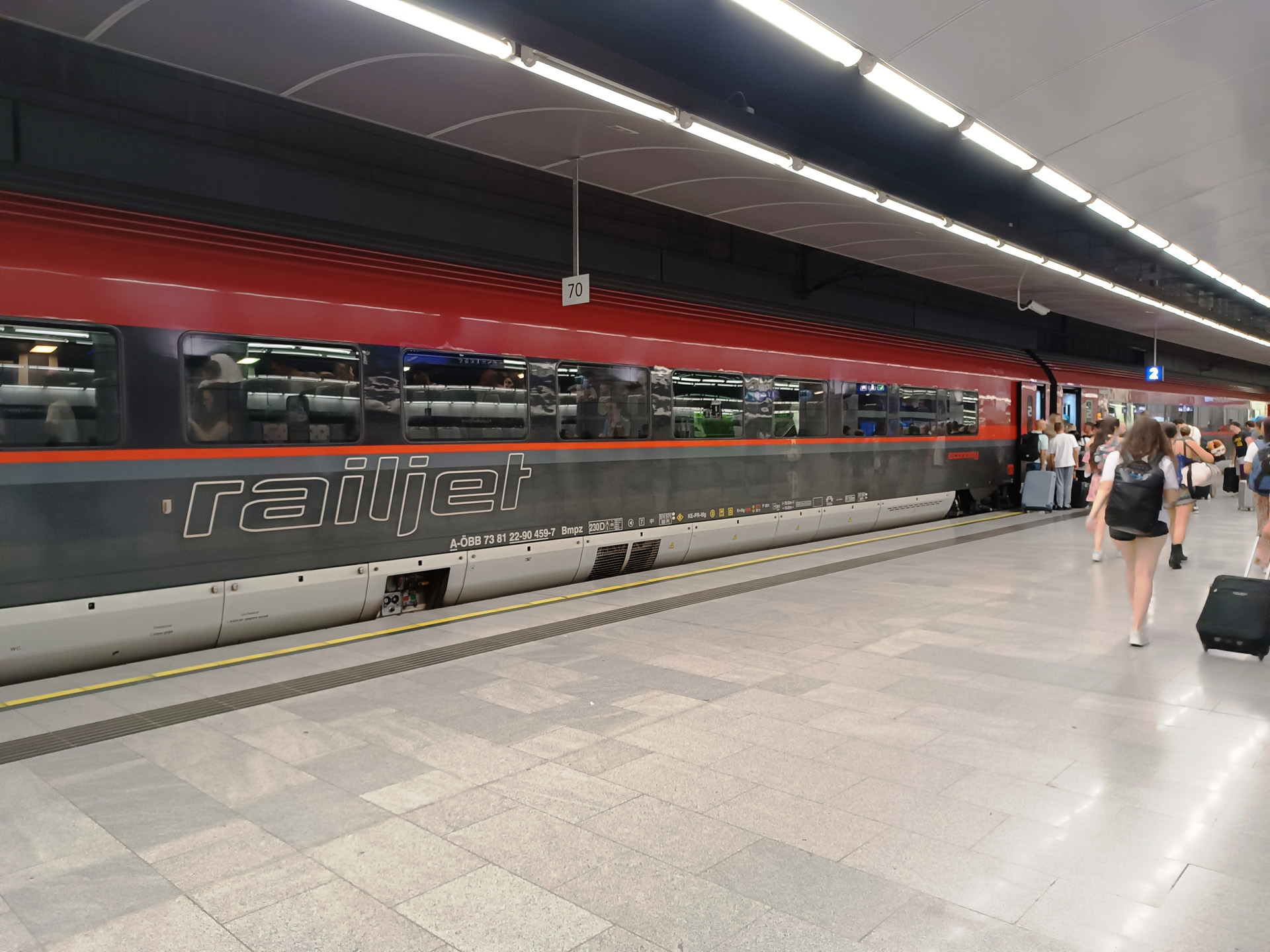 空港から市内まで、私が乗ったのはこの「Railjet」という列車。大型荷物を置くところもありました