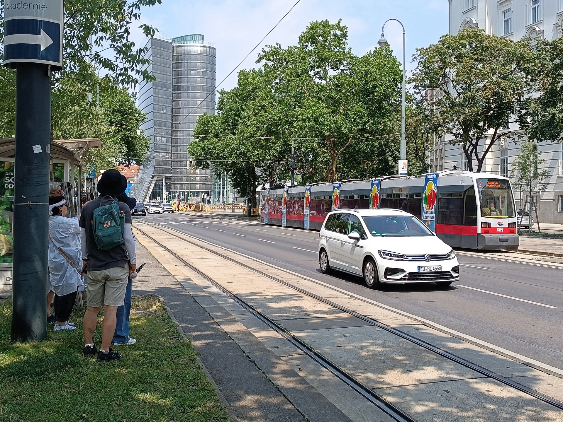 市内を走るトラム。1週間乗り放題チケットは、近郊列車、メトロ、バス、トラムに使えるのでよく使いましたが、チケットの確認をする人（制服を着ておらず、おそらく私服なので分かりづらい）に会ったのは、6日間の滞在中に1回だけでした