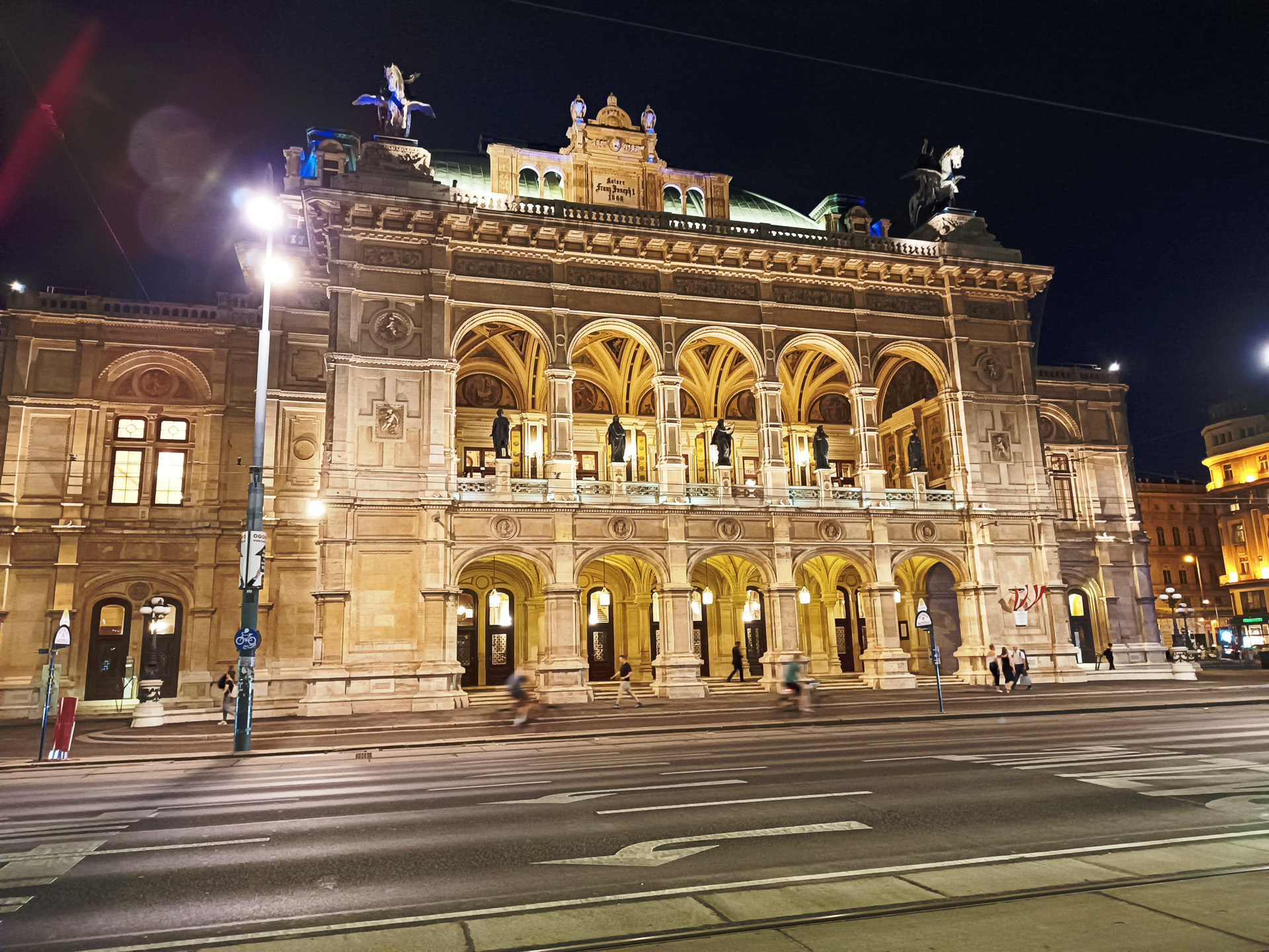 私のような安い席で気軽に楽しむ人もいれば、エレガントに着飾っている人たちが映画のワンシーンのように現われたり、お客さんたちをロビーで眺めているのも楽しかったです