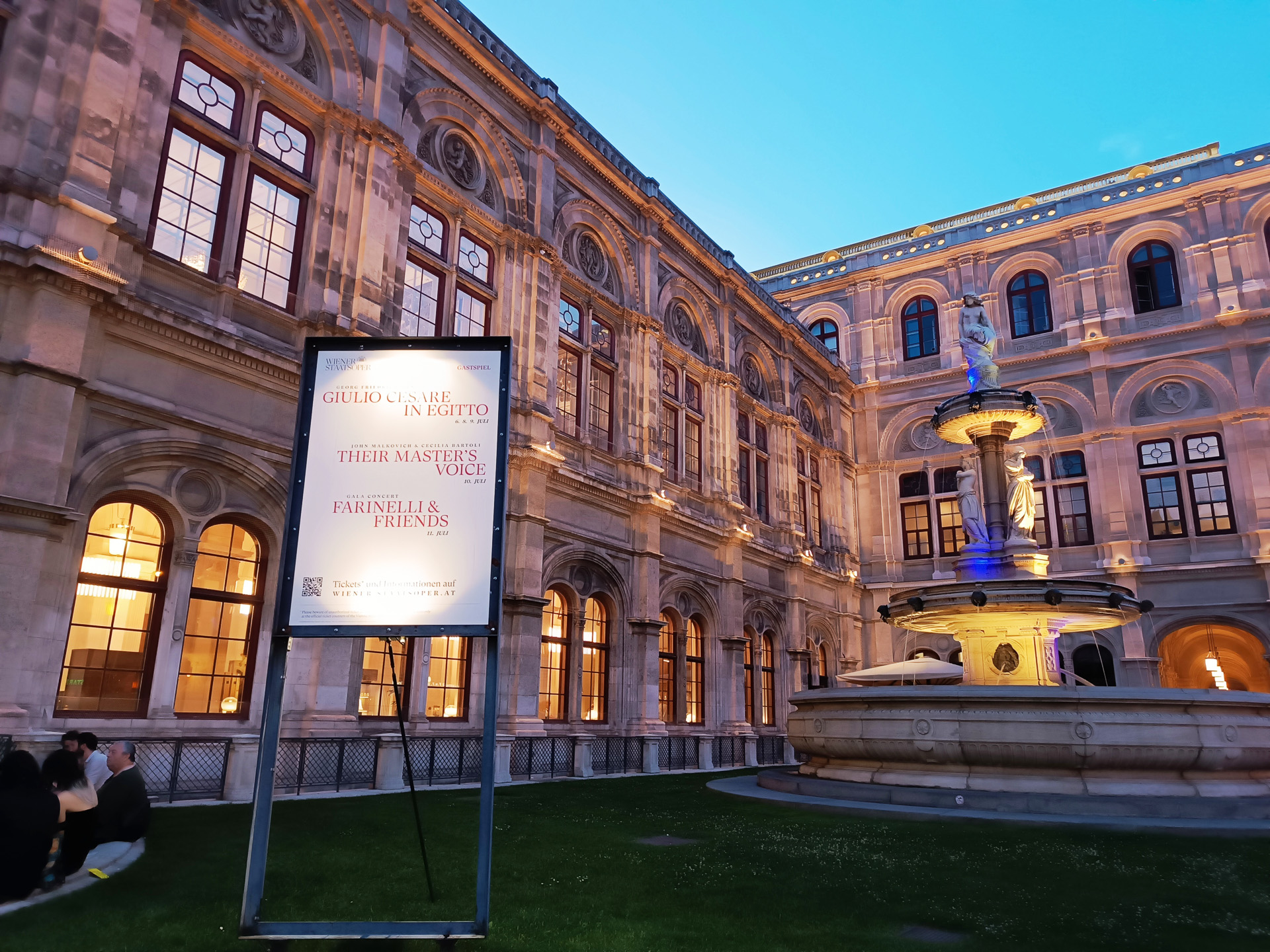 私のような安い席で気軽に楽しむ人もいれば、エレガントに着飾っている人たちが映画のワンシーンのように現われたり、お客さんたちをロビーで眺めているのも楽しかったです