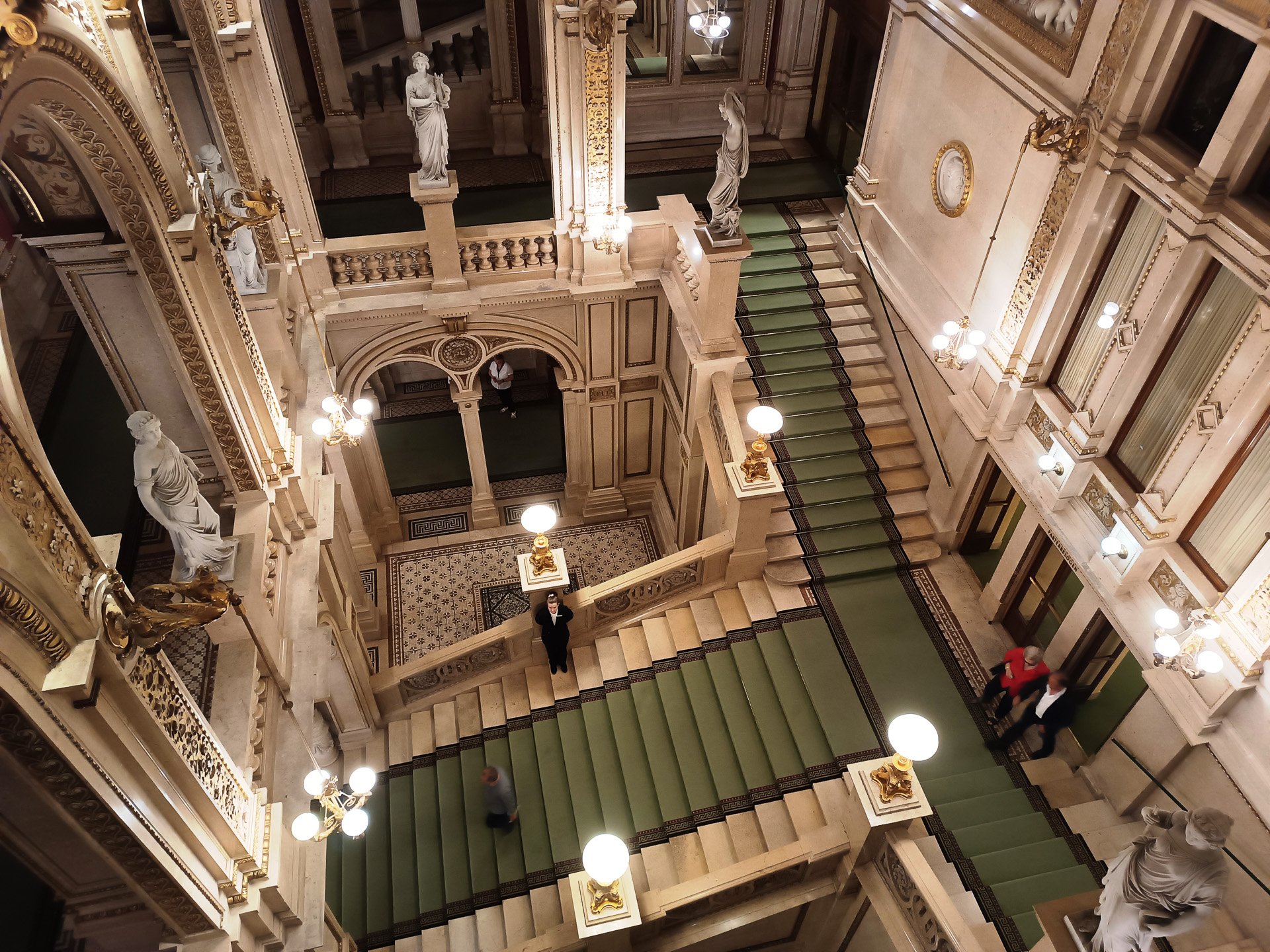 私のような安い席で気軽に楽しむ人もいれば、エレガントに着飾っている人たちが映画のワンシーンのように現われたり、お客さんたちをロビーで眺めているのも楽しかったです