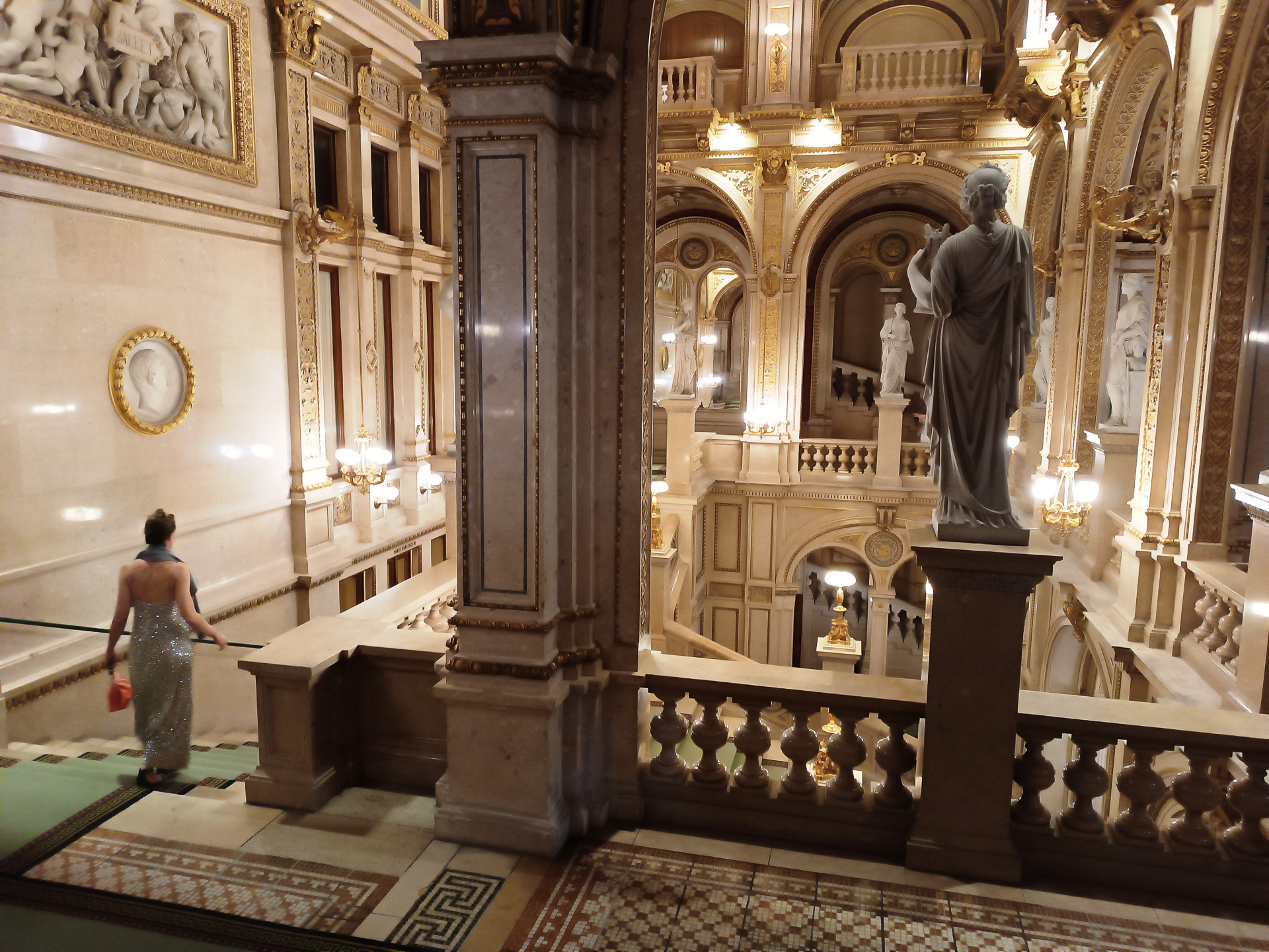 私のような安い席で気軽に楽しむ人もいれば、エレガントに着飾っている人たちが映画のワンシーンのように現われたり、お客さんたちをロビーで眺めているのも楽しかったです