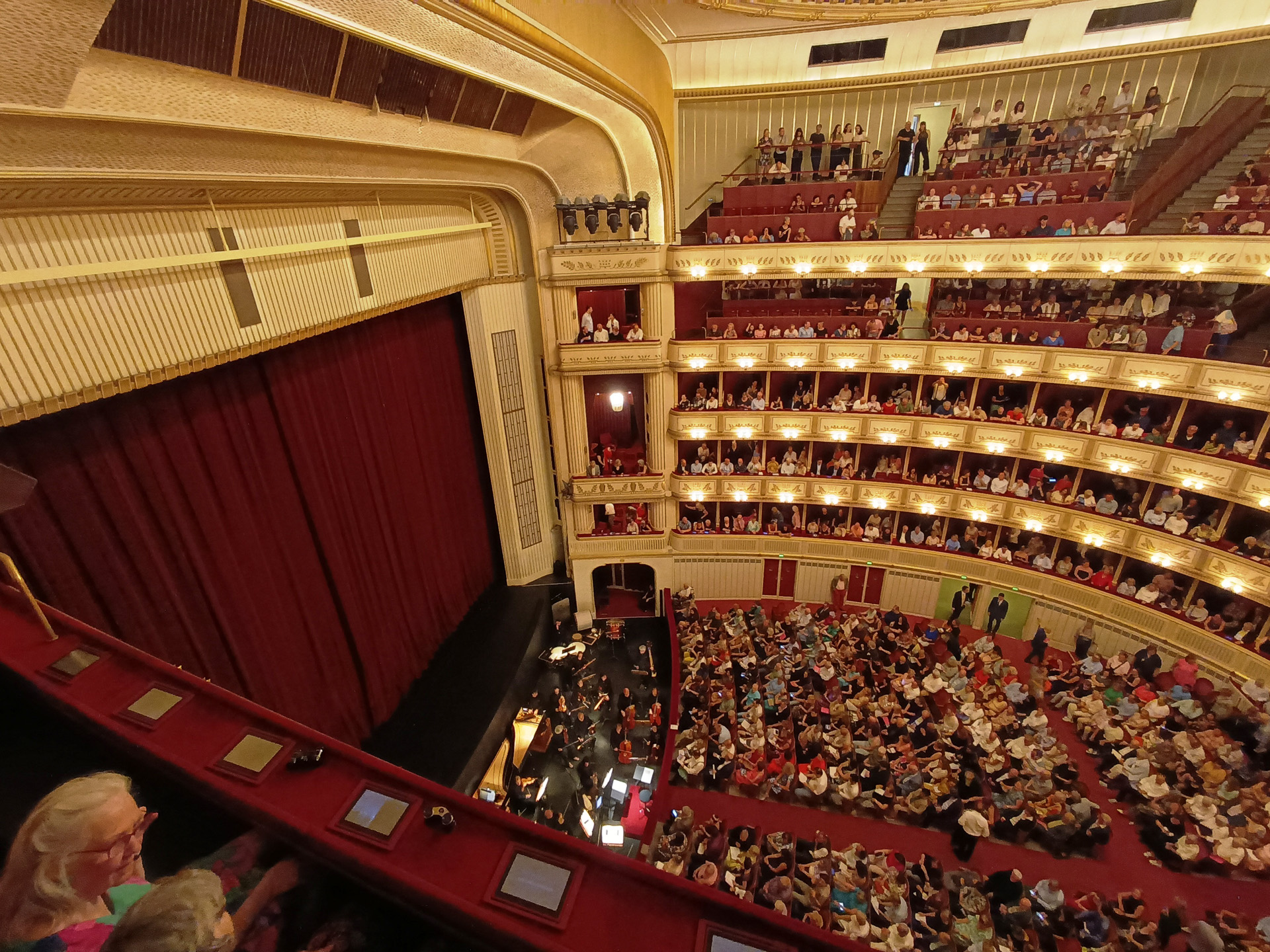 私のような安い席で気軽に楽しむ人もいれば、エレガントに着飾っている人たちが映画のワンシーンのように現われたり、お客さんたちをロビーで眺めているのも楽しかったです