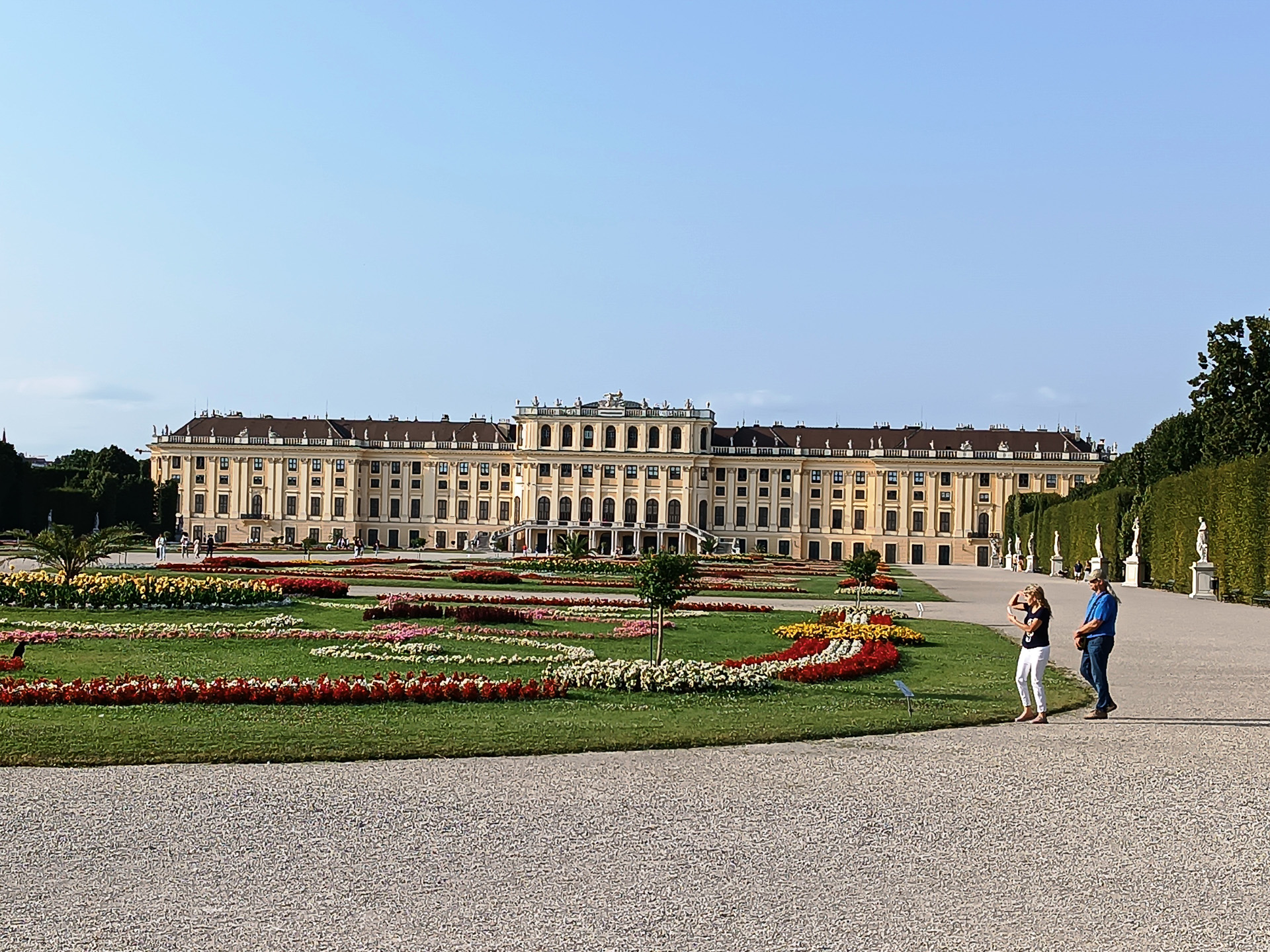 女帝マリア・テレジア治世のときに完成したシェーンブルン宮殿。宮殿の黄色はマリア・テレジア・イエローともいうのだそうです