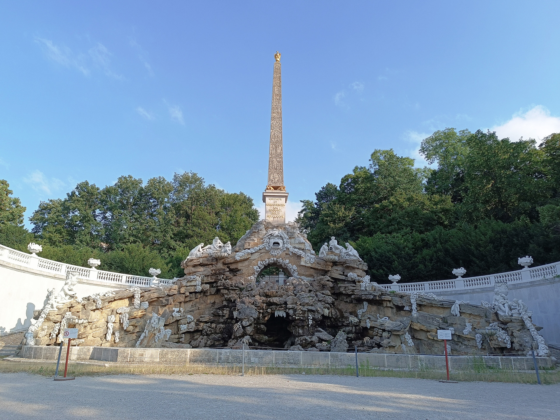 女帝マリア・テレジア治世のときに完成したシェーンブルン宮殿。宮殿の黄色はマリア・テレジア・イエローともいうのだそうです