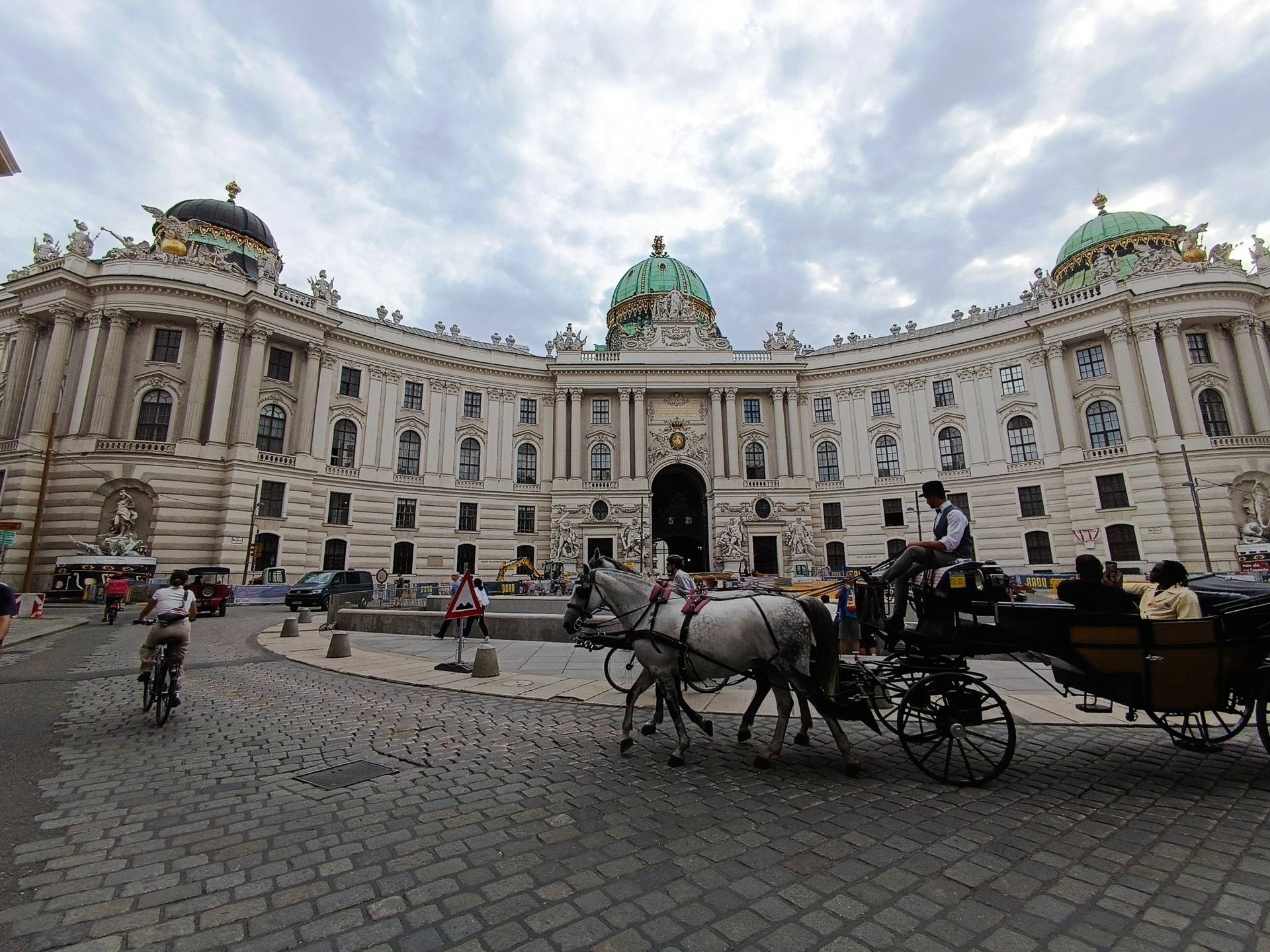 ウィーン中心部にあるため何度か前を通ったホーフブルク王宮。皇帝フランツ・ヨーゼフ1世の妃エリーザベトの生涯が分かるシシィ博物館などが入っています