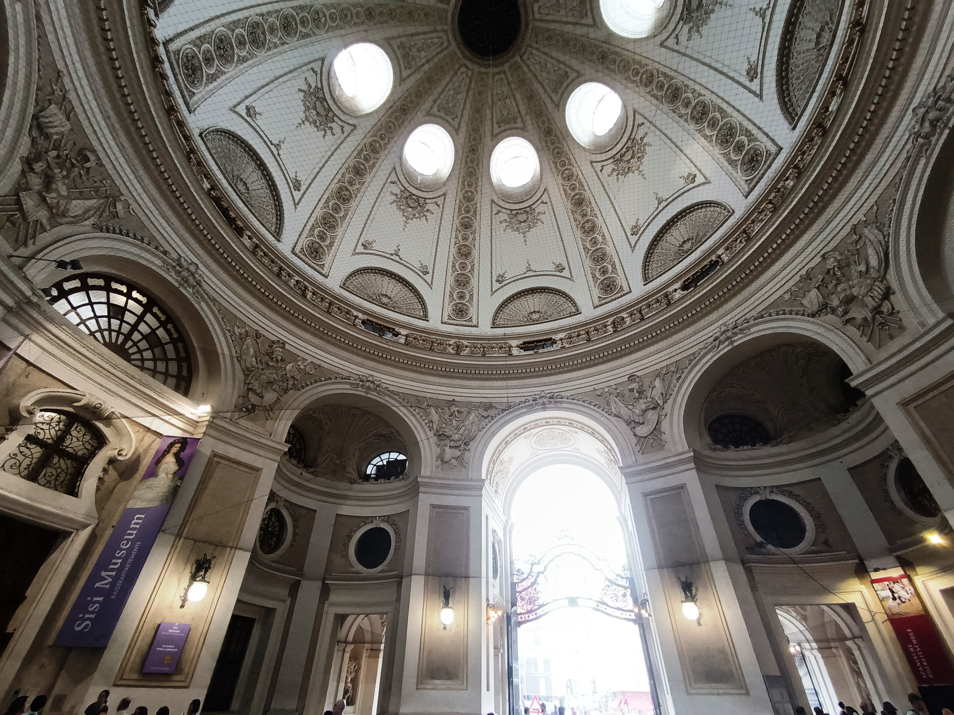 ウィーン中心部にあるため何度か前を通ったホーフブルク王宮。皇帝フランツ・ヨーゼフ1世の妃エリーザベトの生涯が分かるシシィ博物館などが入っています