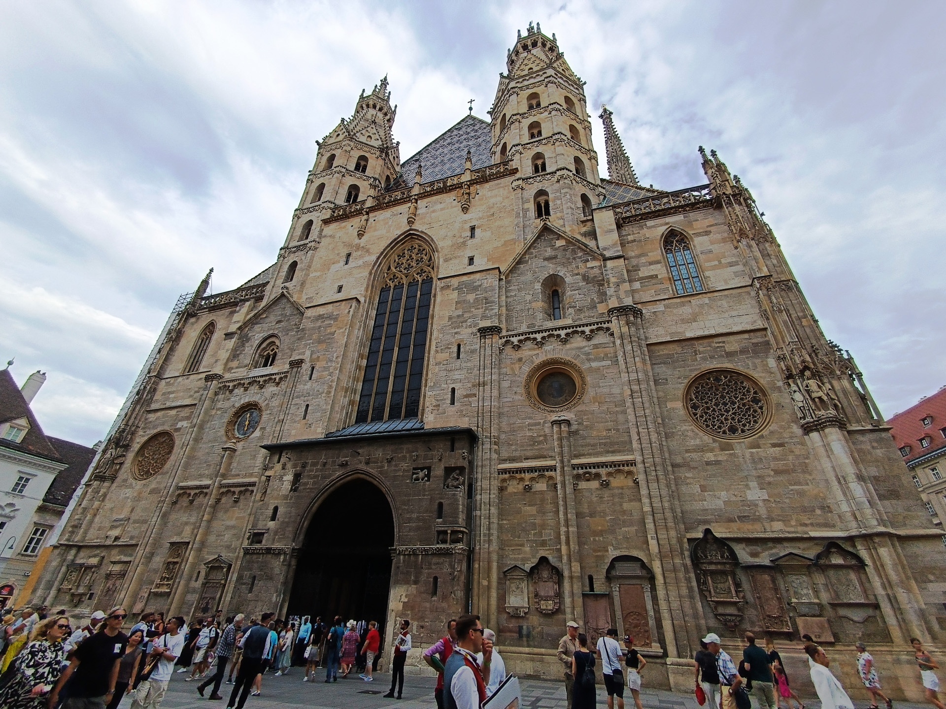 シュテファン大聖堂ではミサの真最中でした。観光客も含めて人が多いので、荘厳な雰囲気を静かに感じたい人は、朝早くなど、時間帯を選んだ方がよさそう。中央部やカタコンブに入るには入場料が必要です