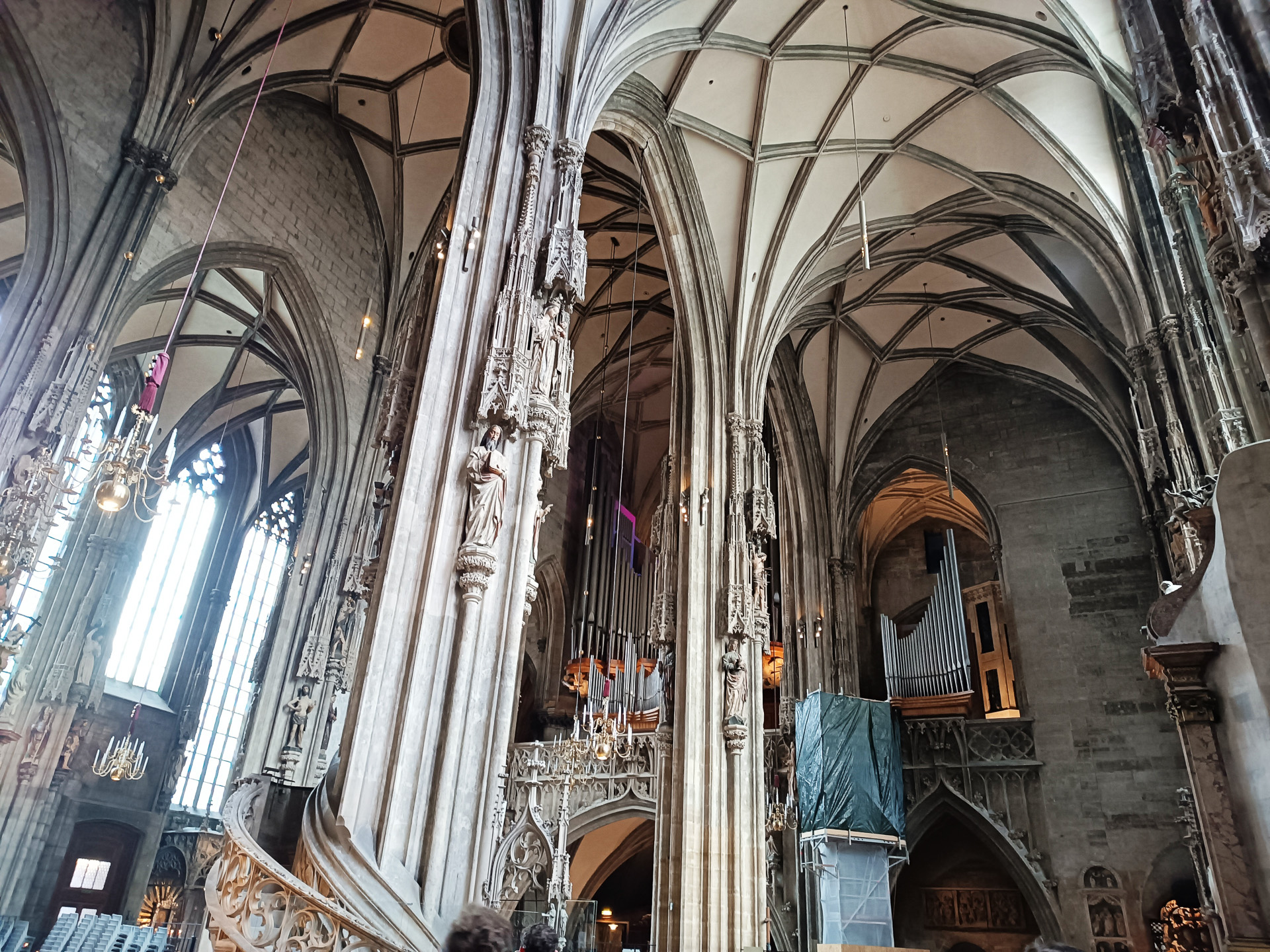 シュテファン大聖堂ではミサの真最中でした。観光客も含めて人が多いので、荘厳な雰囲気を静かに感じたい人は、朝早くなど、時間帯を選んだ方がよさそう。中央部やカタコンブに入るには入場料が必要です