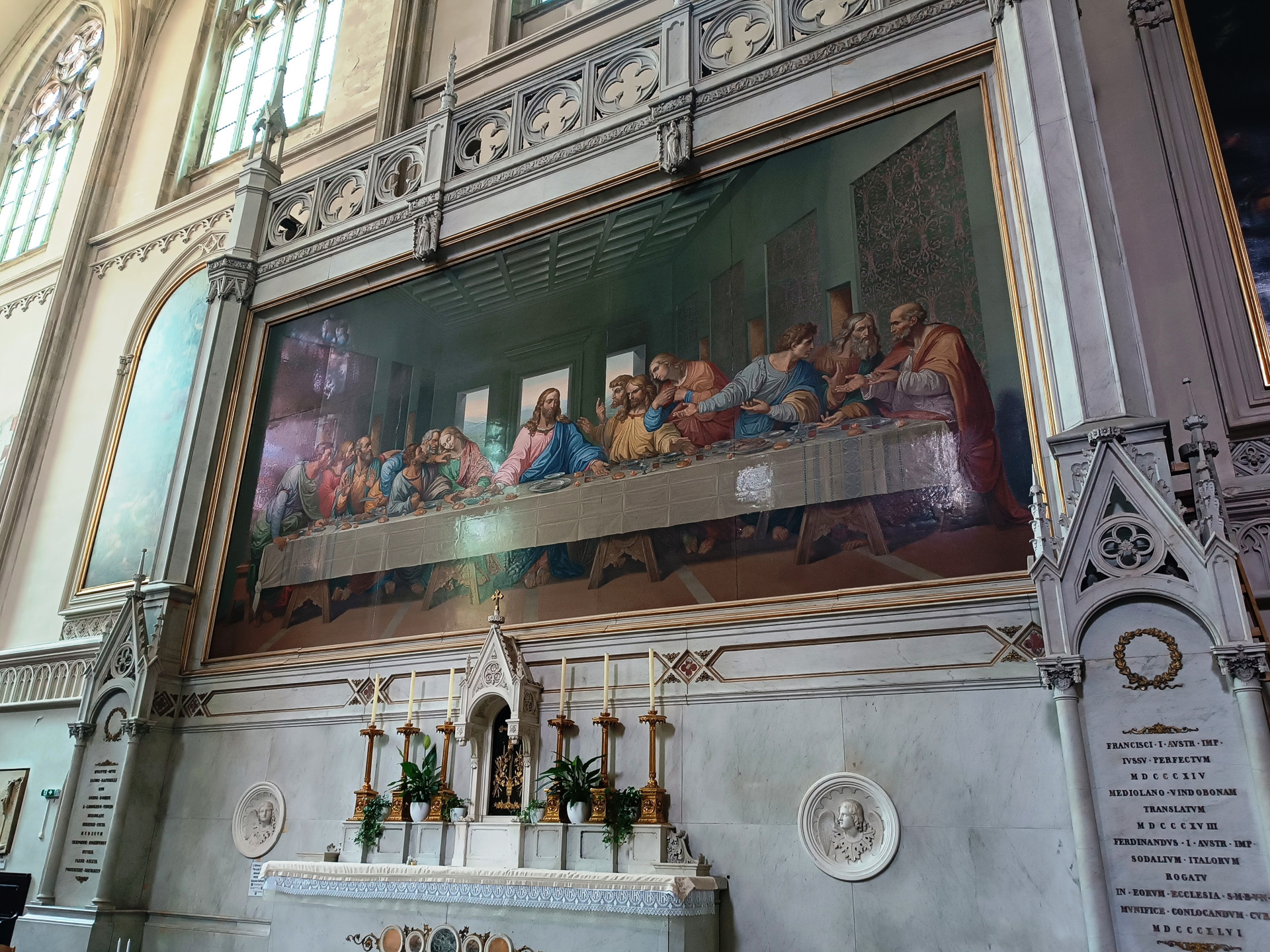 ミノリーテン教会にはレオナルド・ダ・ヴィンチ「最後の晩餐」と同サイズのコピーがあります。モザイク画なので鮮やか