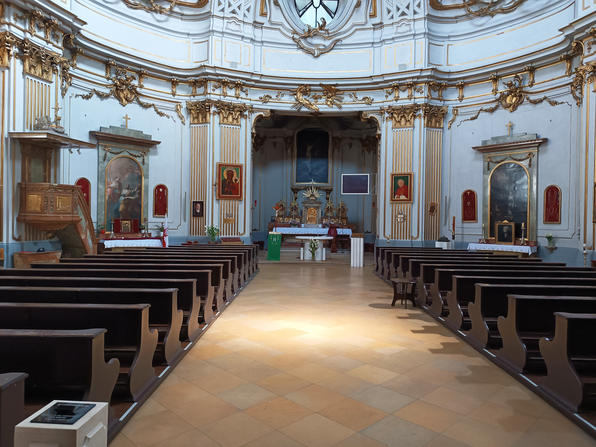 ヨハネ・パウロ二世によって奉献された<a href="http://www.kosciol.at" class="n" target="_blank">小さな教会</a>。ポーランドコミュニティのためにポーランド語でのミサも行なわれているそうです