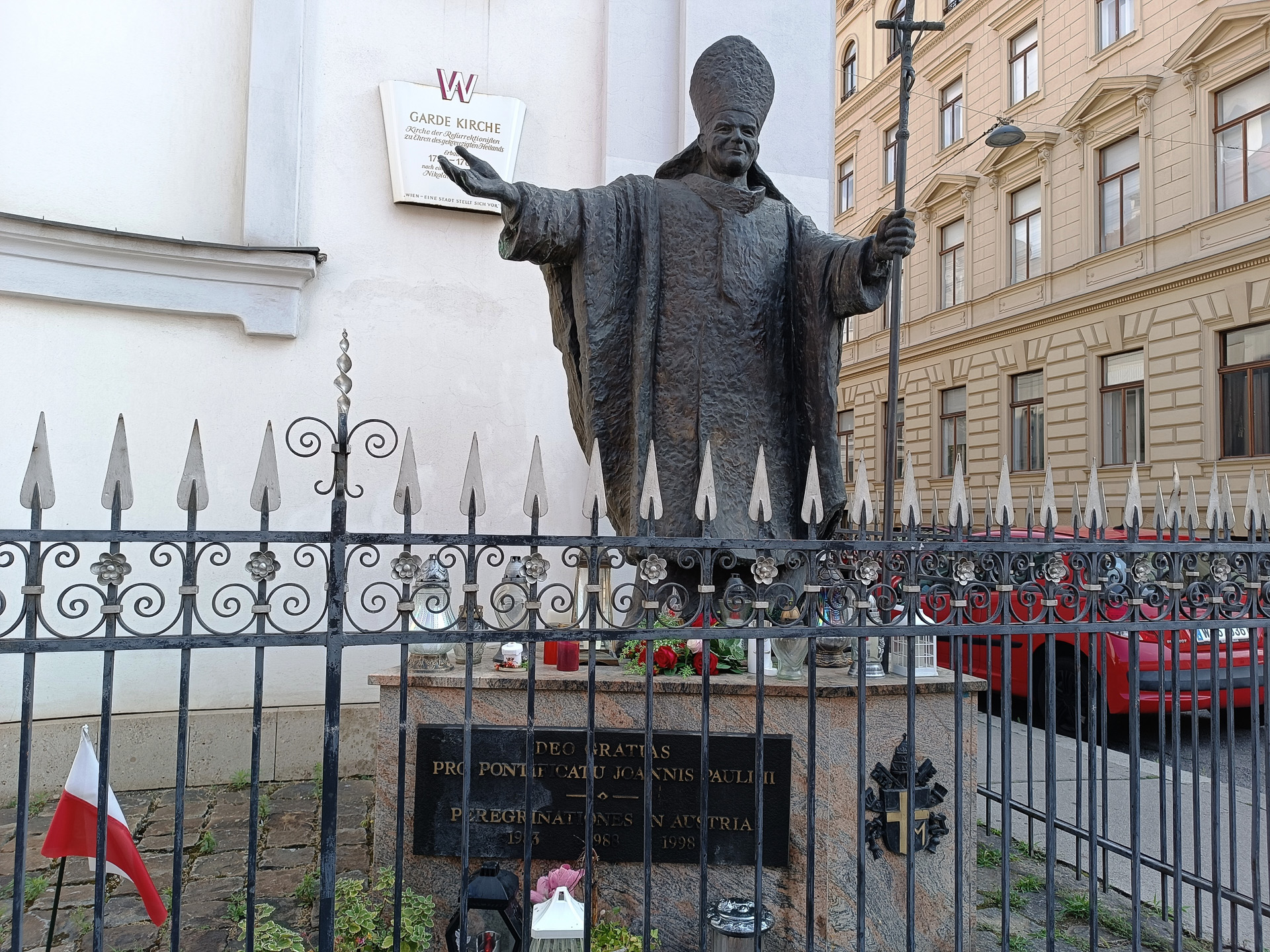 ヨハネ・パウロ二世によって奉献された<a href="http://www.kosciol.at" class="n" target="_blank">小さな教会</a>。ポーランドコミュニティのためにポーランド語でのミサも行なわれているそうです