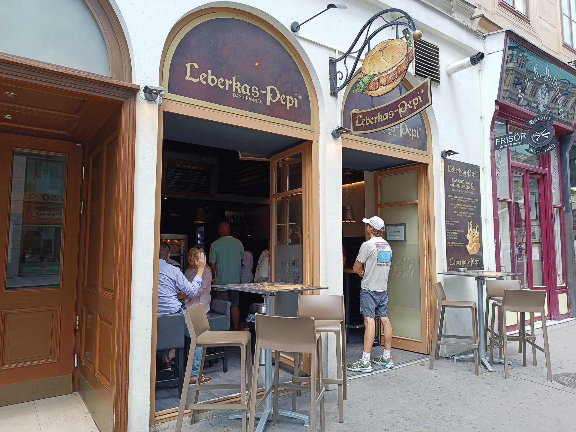 オーストリアのファーストフード「Leberkas-Pepi」（<a href="https://www.google.com/maps/search/Leberkas-Pepi Wien Operngasse" class="n" target="_blank">Operngasse 12, 1010 Wien</a>）。人気店のようで、昼間にお店の前を通ったら、たくさんの人が並んでいました