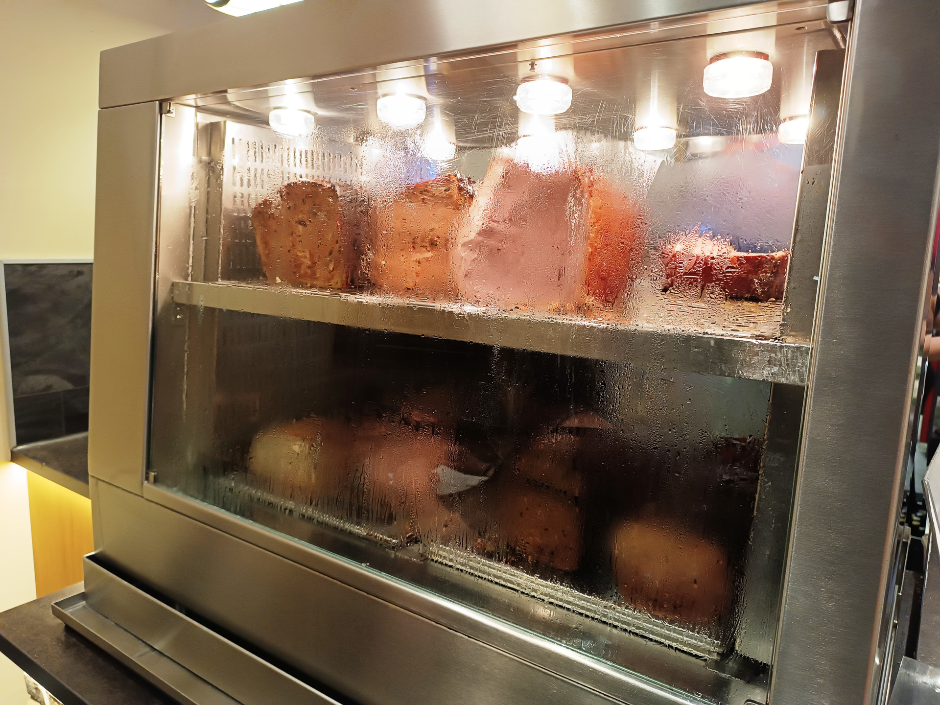 オーストリアのファーストフード「Leberkas-Pepi」（<a href="https://www.google.com/maps/search/Leberkas-Pepi Wien Operngasse" class="n" target="_blank">Operngasse 12, 1010 Wien</a>）。人気店のようで、昼間にお店の前を通ったら、たくさんの人が並んでいました