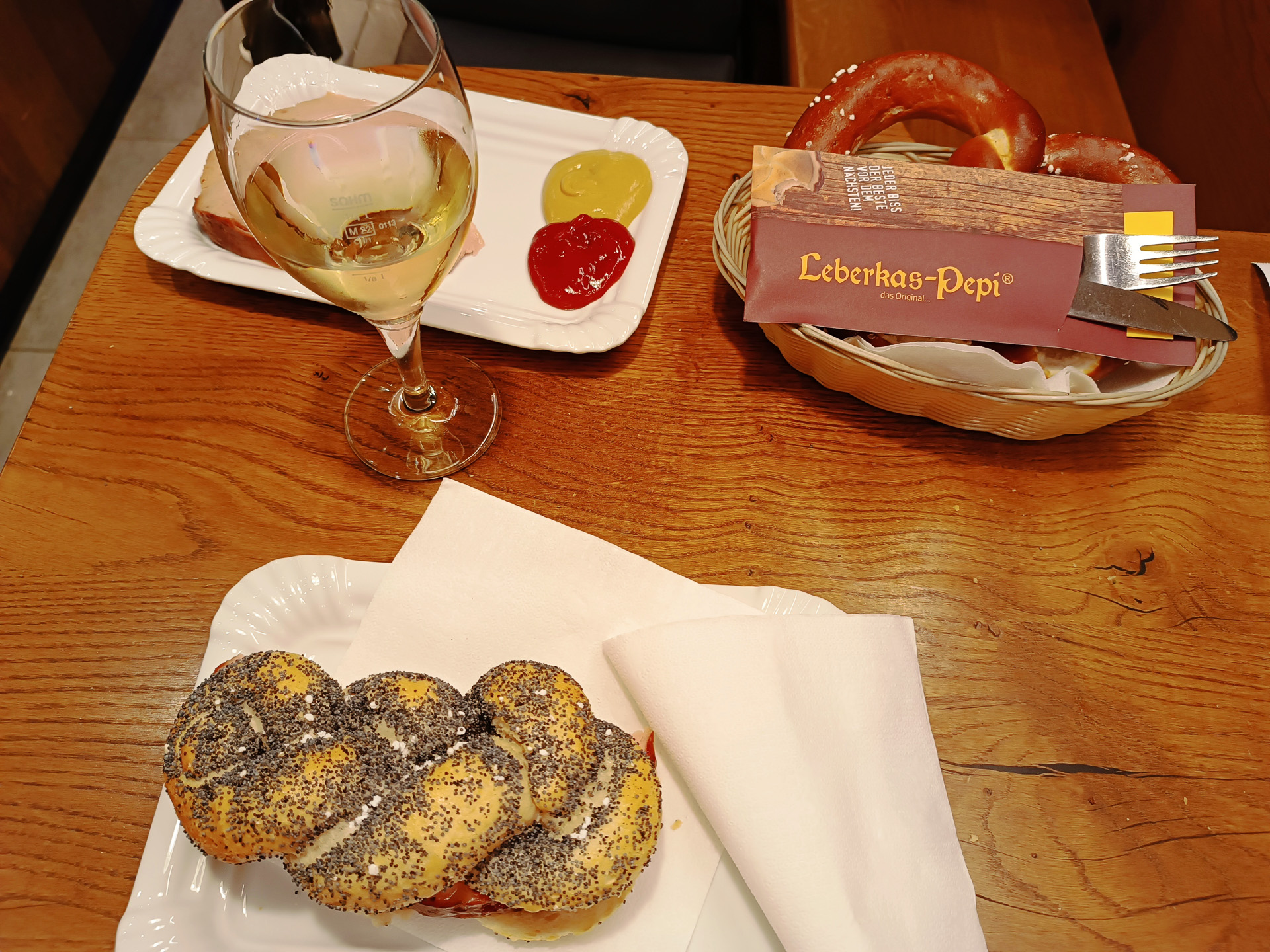 オーストリアのファーストフード「Leberkas-Pepi」（<a href="https://www.google.com/maps/search/Leberkas-Pepi Wien Operngasse" class="n" target="_blank">Operngasse 12, 1010 Wien</a>）。人気店のようで、昼間にお店の前を通ったら、たくさんの人が並んでいました