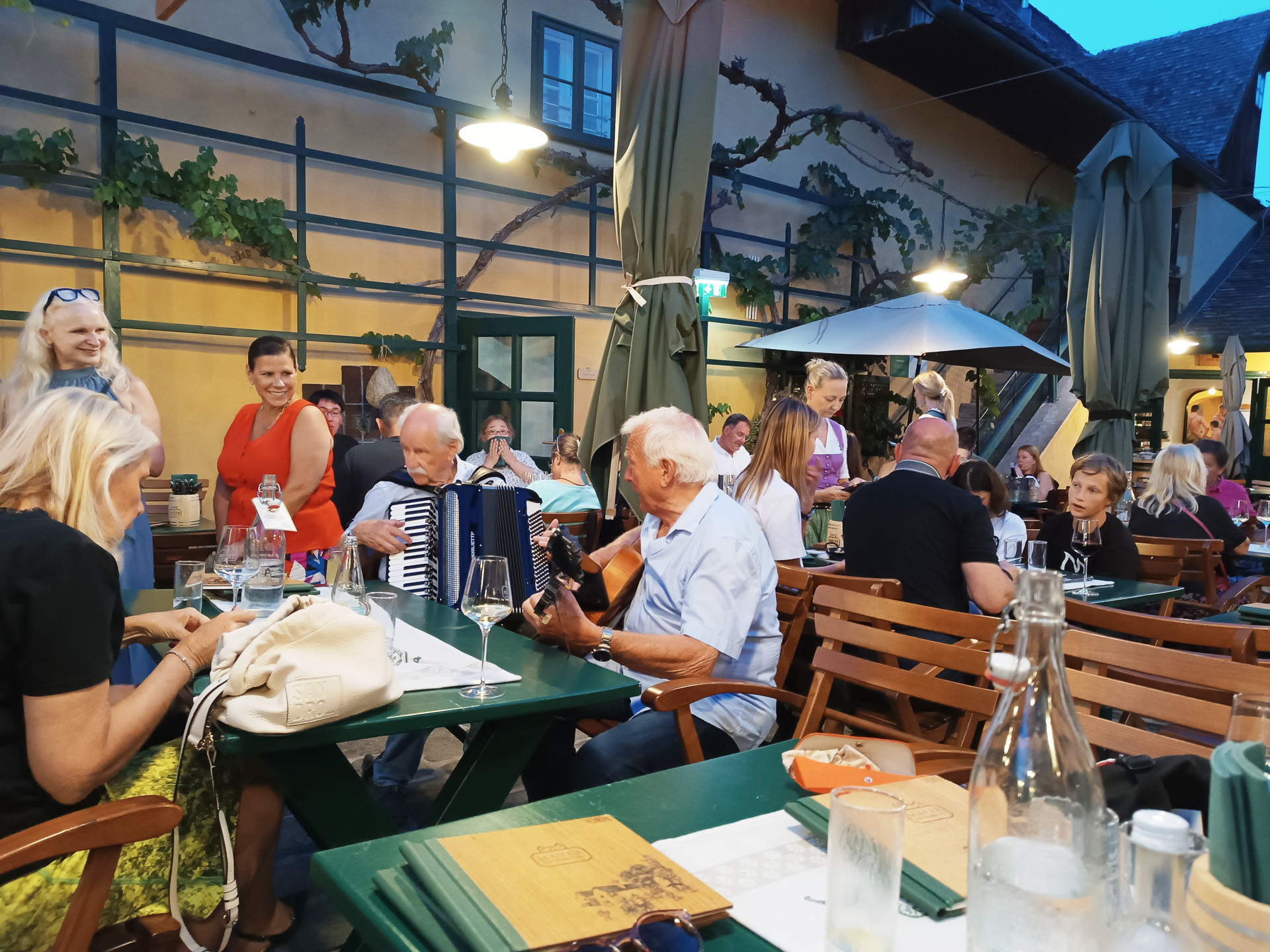 有名なホリイゲ「マイヤー（Mayer am Pfarrplatz）」（<a href="https://www.google.com/maps/search/Mayer am Pfarrplatz - Heuriger - Beethovenhaus - Weingut" class="n" target="_blank">Pfarrpl. 2, 1190 Wien</a>）。日本人のお客さんもちらほらと