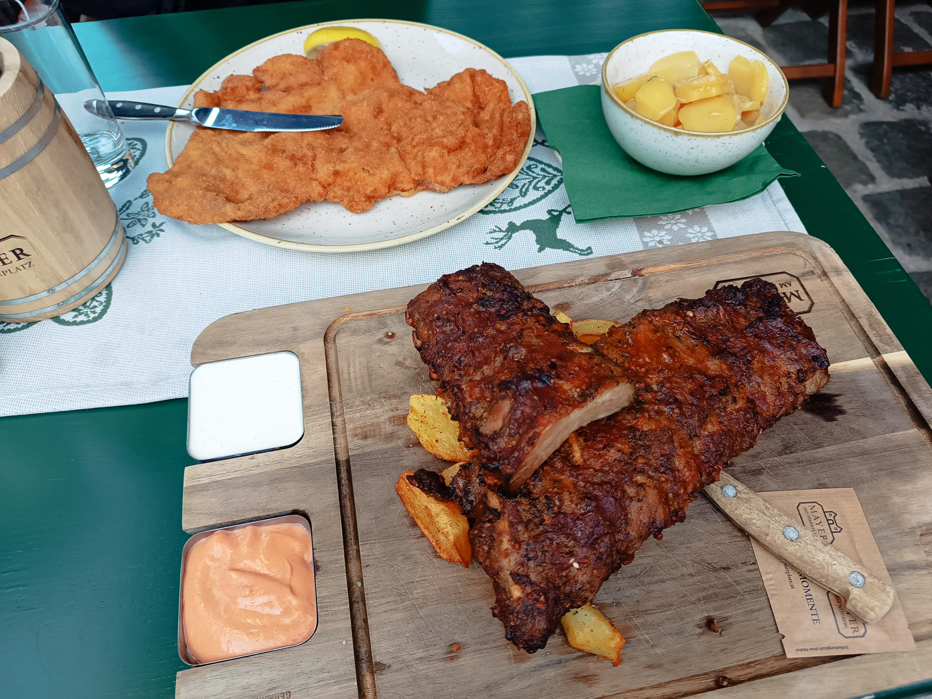 有名なホリイゲ「マイヤー（Mayer am Pfarrplatz）」（<a href="https://www.google.com/maps/search/Mayer am Pfarrplatz - Heuriger - Beethovenhaus - Weingut" class="n" target="_blank">Pfarrpl. 2, 1190 Wien</a>）。日本人のお客さんもちらほらと