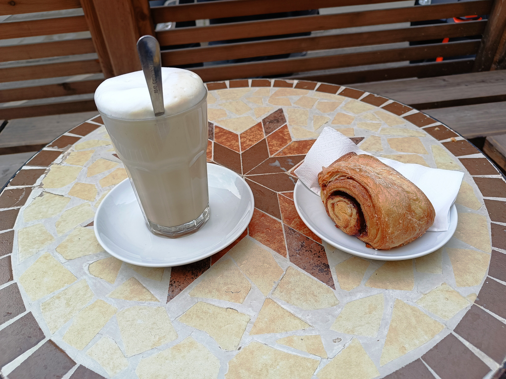 朝や昼はカフェでのんびりと。旅行中はどうしても野菜と果物不足になりがちなので、果物たっぷりのミューズリーがありがたかったです