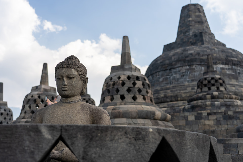 ボロブドゥール遺跡 仏塔と仏像とガネーシャ象の置物（台付） 世界の