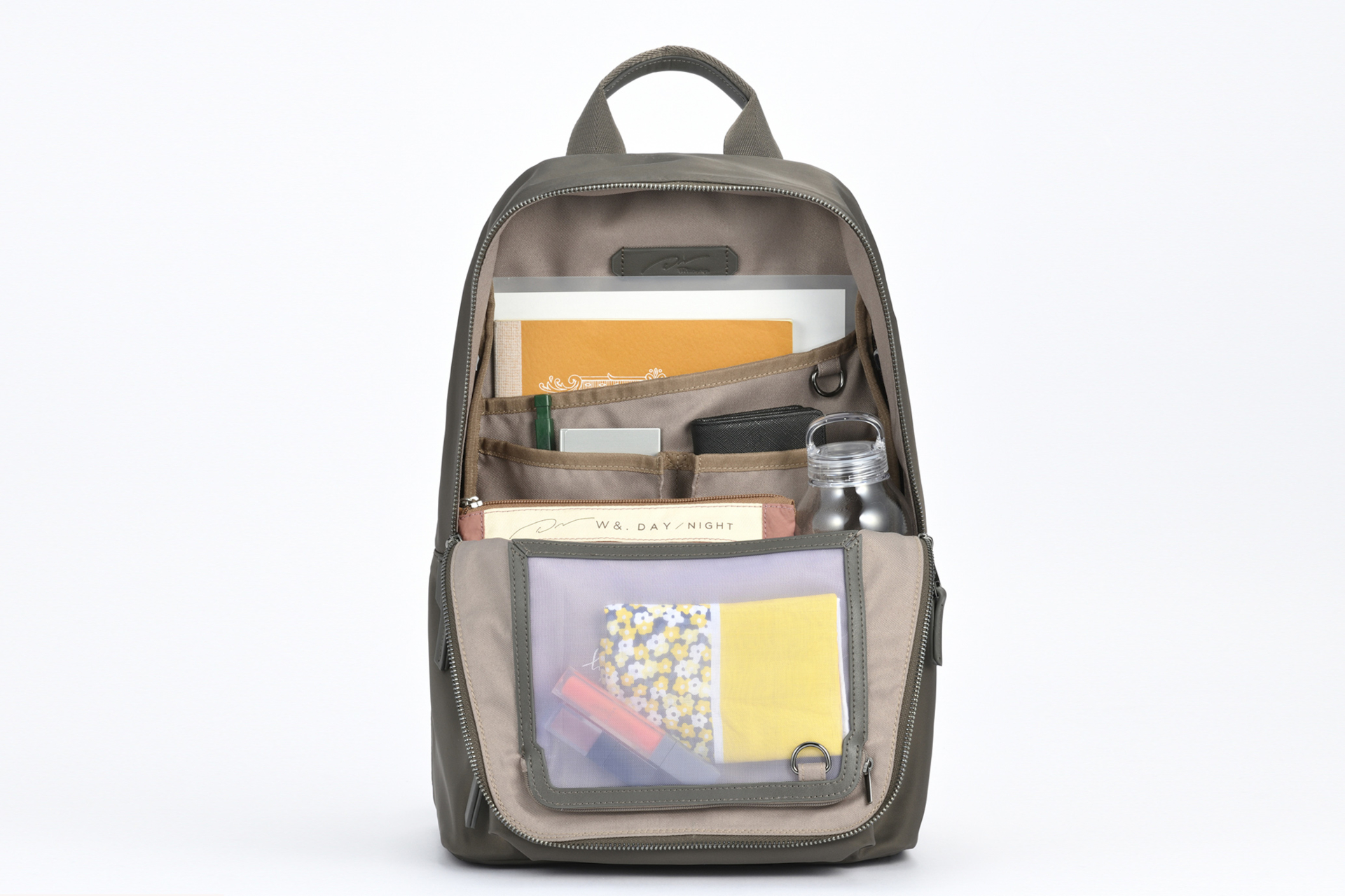 収納に役立つポケットが充実