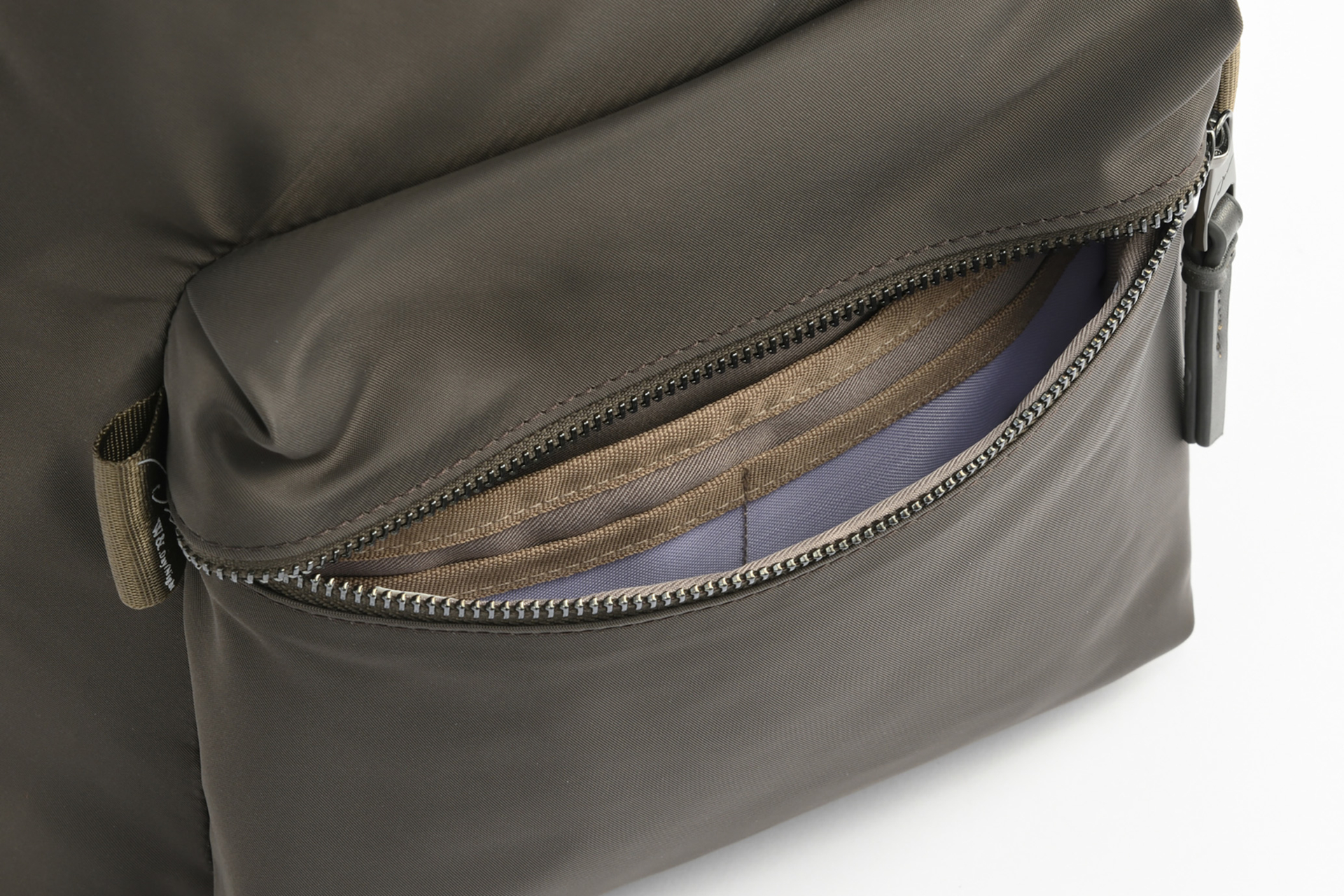 マチ付き外ポケットのなかには5つのポケット