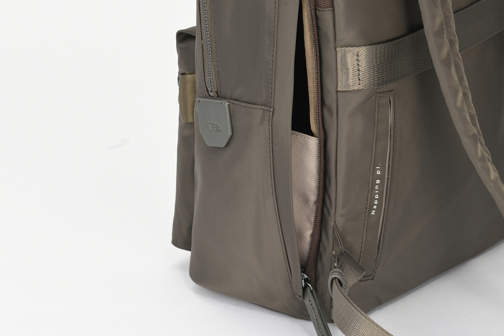 リュックを下ろさずに荷物を取り出せる「本体アクセスジッパー」