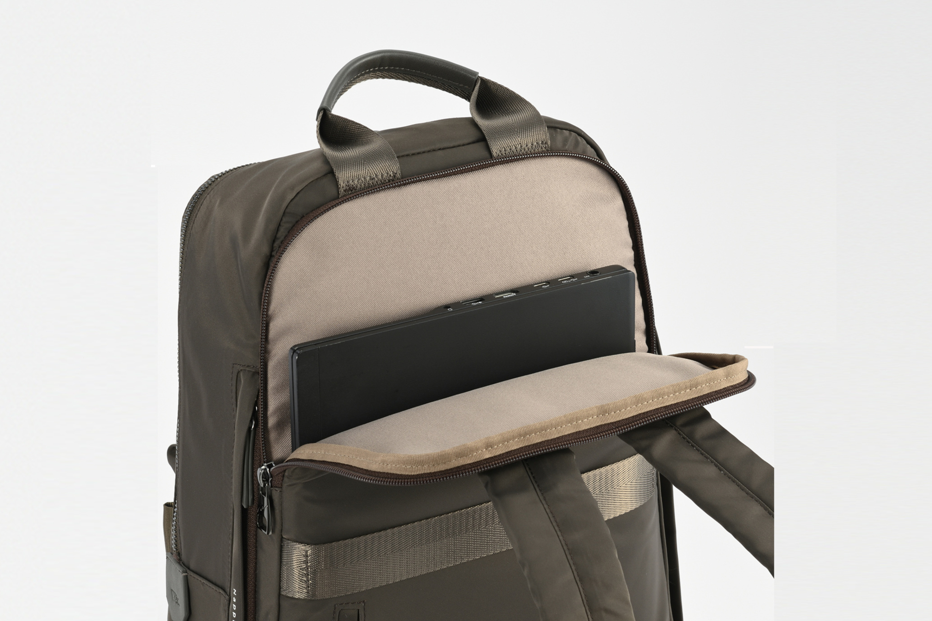 A4 JUSTサイズ（15572）のPCスリーブは13.3インチ対応