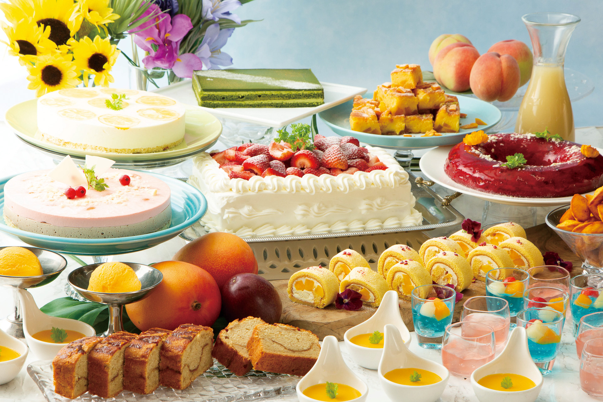 Salon de Sweetsでは、夏らしいメニューが味わえる「桃とマンゴーのカラフルスイーツフェア」を開催中