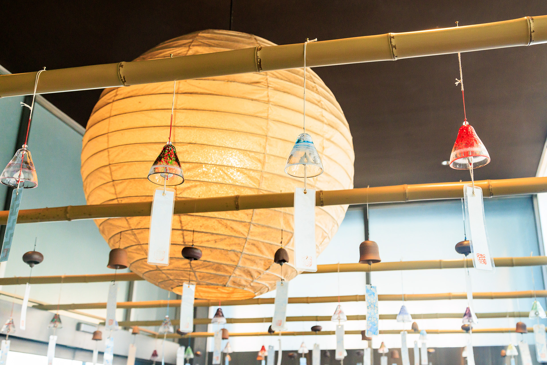 エントランスには色とりどりの風鈴が飾られ涼しげな雰囲気